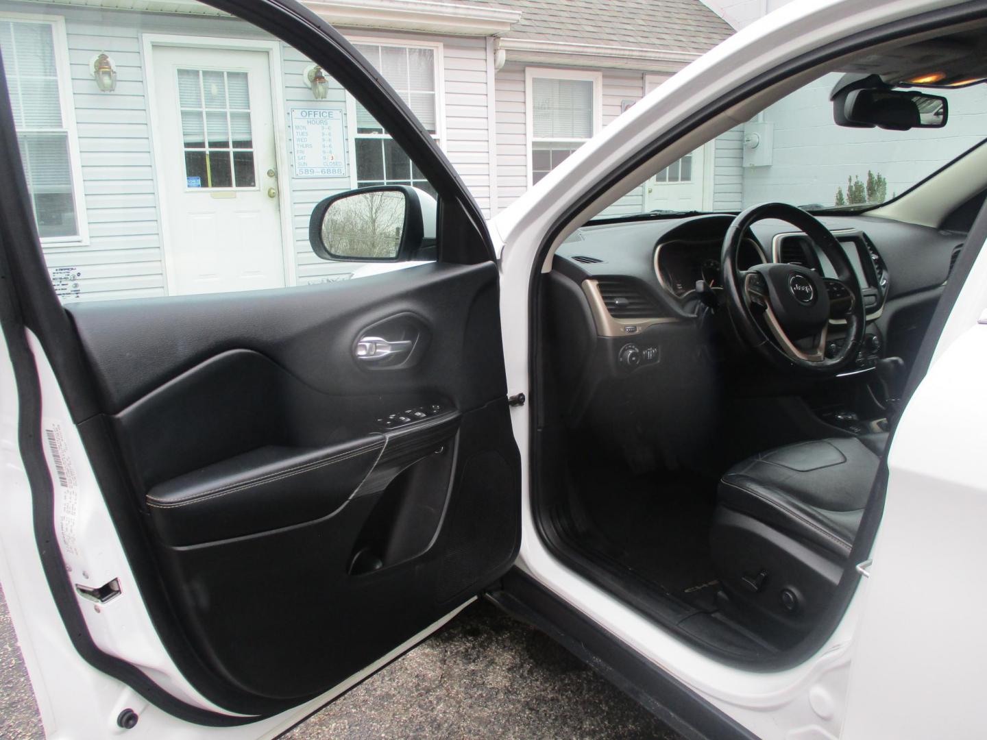 2014 WHITE Jeep Cherokee Limited 4WD (1C4PJMDB4EW) with an 2.4L L4 DOHC 16V engine, 9-Speed Automatic transmission, located at 540a Delsea Drive, Sewell, NJ, 08080, (987) 867-5309, 39.752560, -75.111206 - Photo#11