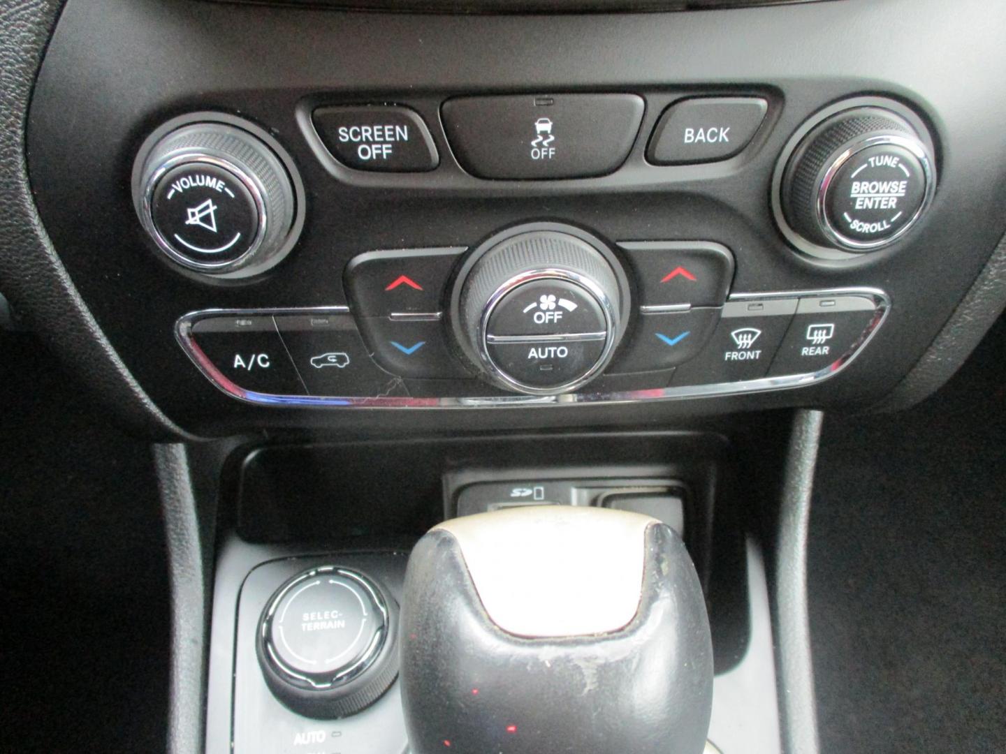 2014 WHITE Jeep Cherokee Limited 4WD (1C4PJMDB4EW) with an 2.4L L4 DOHC 16V engine, 9-Speed Automatic transmission, located at 540a Delsea Drive, Sewell, NJ, 08080, (987) 867-5309, 39.752560, -75.111206 - Photo#22