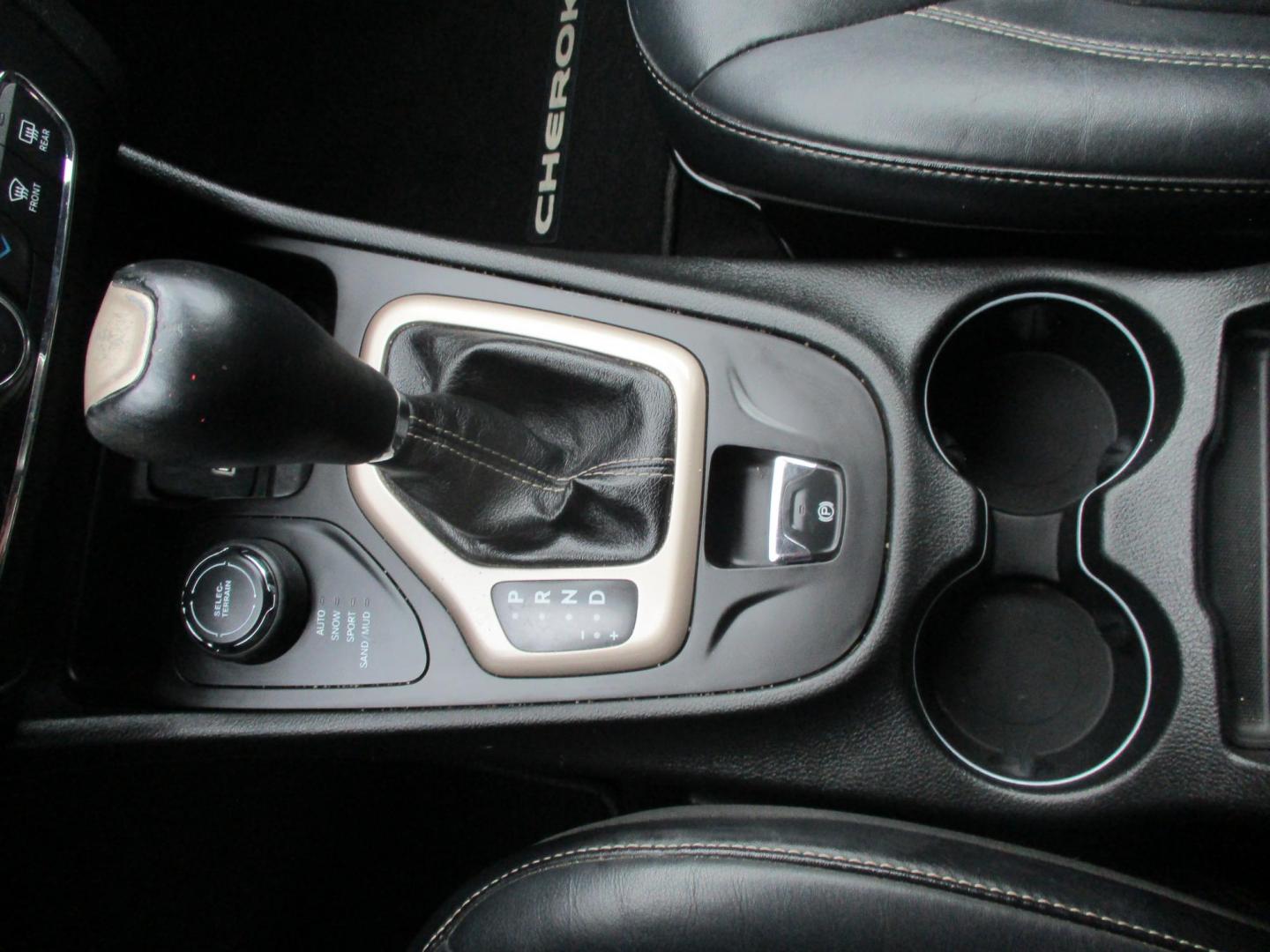 2014 WHITE Jeep Cherokee Limited 4WD (1C4PJMDB4EW) with an 2.4L L4 DOHC 16V engine, 9-Speed Automatic transmission, located at 540a Delsea Drive, Sewell, NJ, 08080, (987) 867-5309, 39.752560, -75.111206 - Photo#23