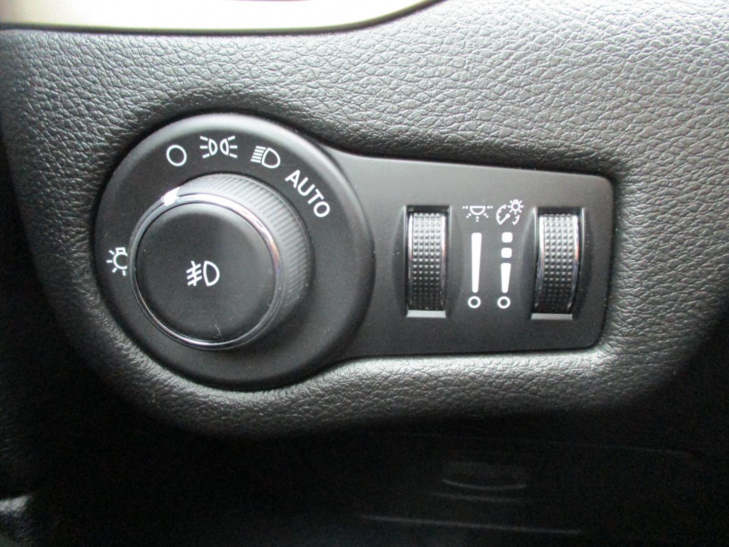 2014 WHITE Jeep Cherokee Limited 4WD (1C4PJMDB4EW) with an 2.4L L4 DOHC 16V engine, 9-Speed Automatic transmission, located at 540a Delsea Drive, Sewell, NJ, 08080, (987) 867-5309, 39.752560, -75.111206 - Photo#24