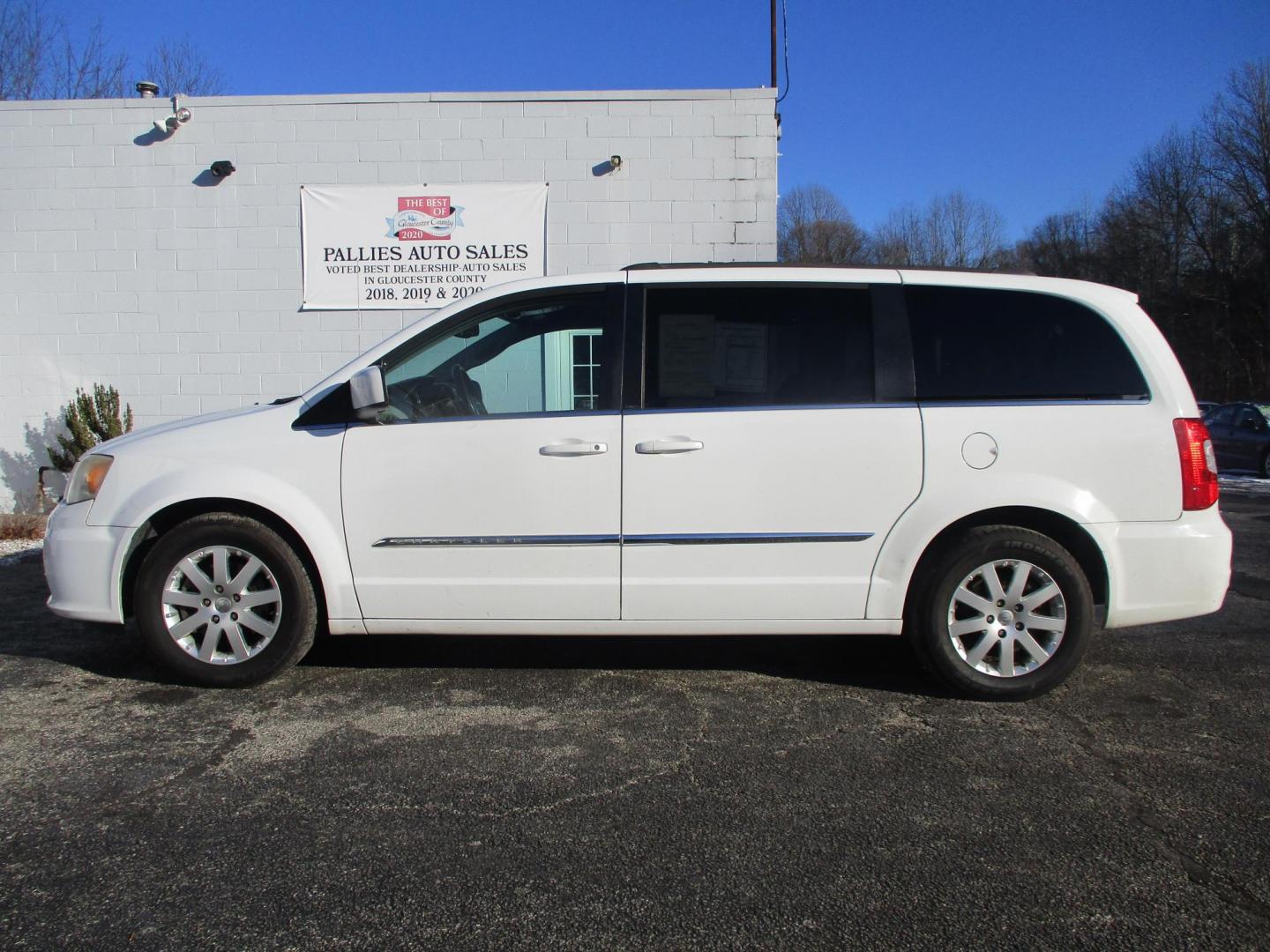 2014 WHITE Chrysler Town & Country Touring (2C4RC1BG0ER) with an 3.6L V6 DOHC 24V engine, 6-Speed Automatic transmission, located at 540a Delsea Drive, Sewell, NJ, 08080, (987) 867-5309, 39.752560, -75.111206 - Photo#1