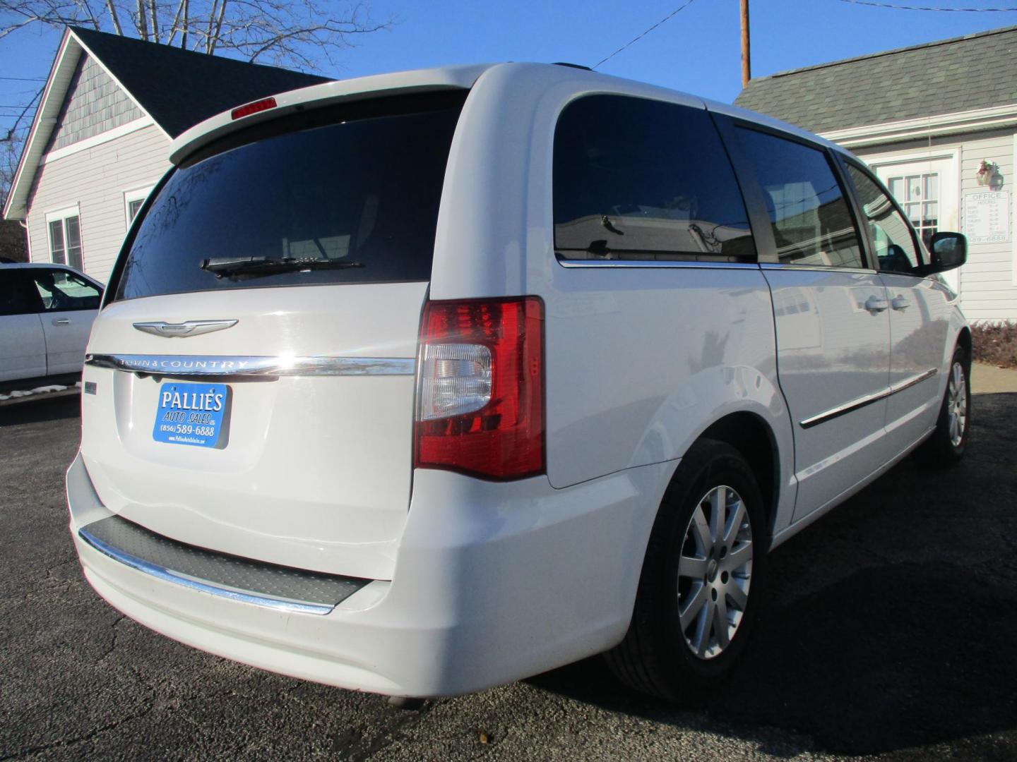 2014 WHITE Chrysler Town & Country Touring (2C4RC1BG0ER) with an 3.6L V6 DOHC 24V engine, 6-Speed Automatic transmission, located at 540a Delsea Drive, Sewell, NJ, 08080, (987) 867-5309, 39.752560, -75.111206 - Photo#4