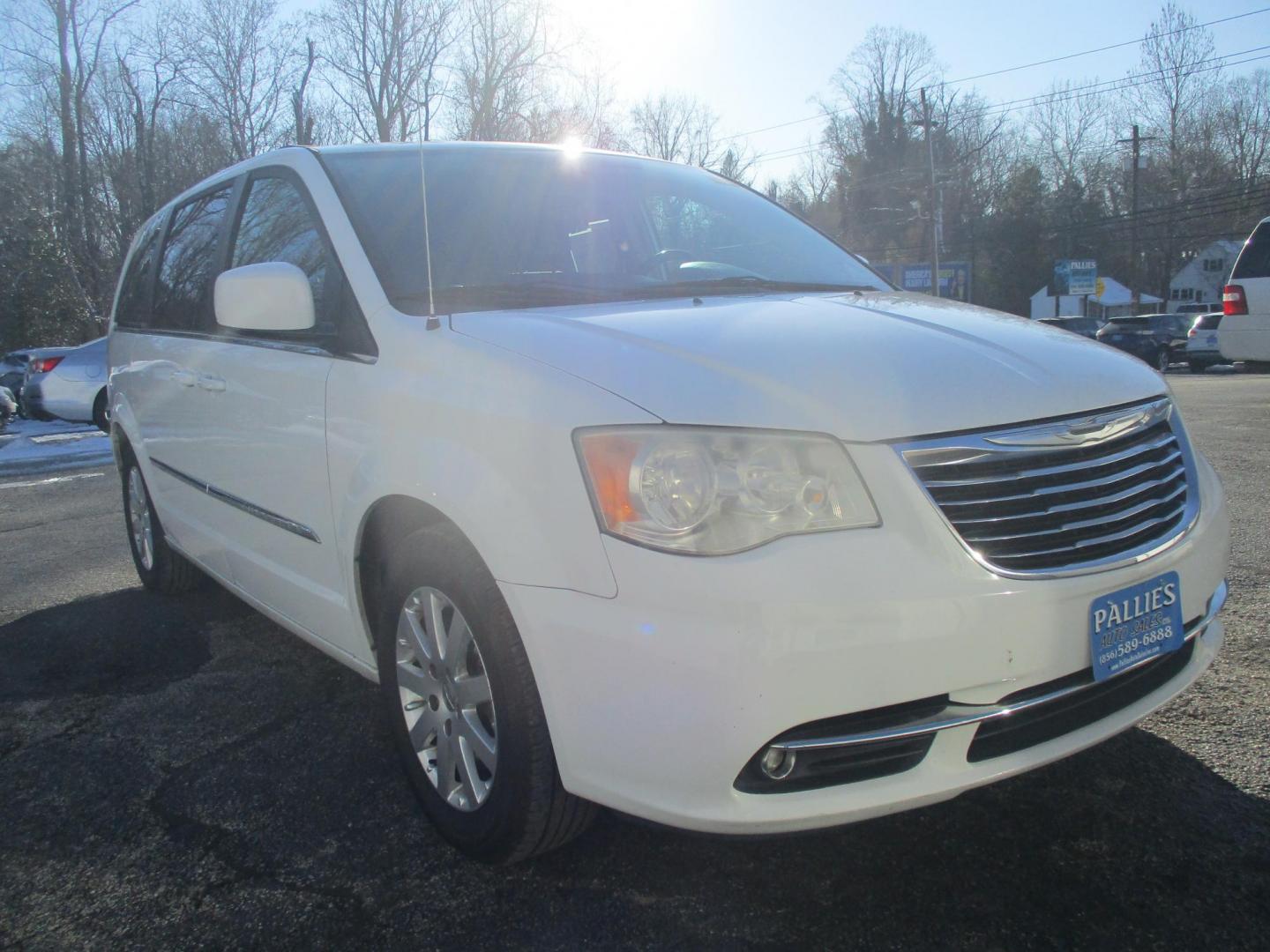 2014 WHITE Chrysler Town & Country Touring (2C4RC1BG0ER) with an 3.6L V6 DOHC 24V engine, 6-Speed Automatic transmission, located at 540a Delsea Drive, Sewell, NJ, 08080, (987) 867-5309, 39.752560, -75.111206 - Photo#6