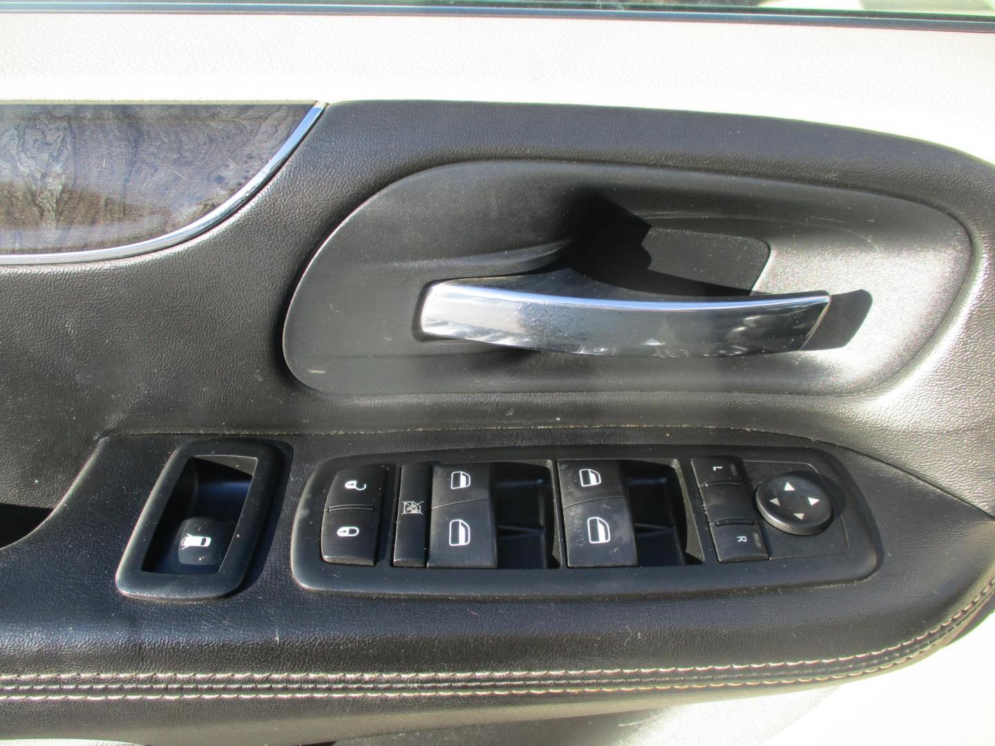 2014 WHITE Chrysler Town & Country Touring (2C4RC1BG0ER) with an 3.6L V6 DOHC 24V engine, 6-Speed Automatic transmission, located at 540a Delsea Drive, Sewell, NJ, 08080, (987) 867-5309, 39.752560, -75.111206 - Photo#9