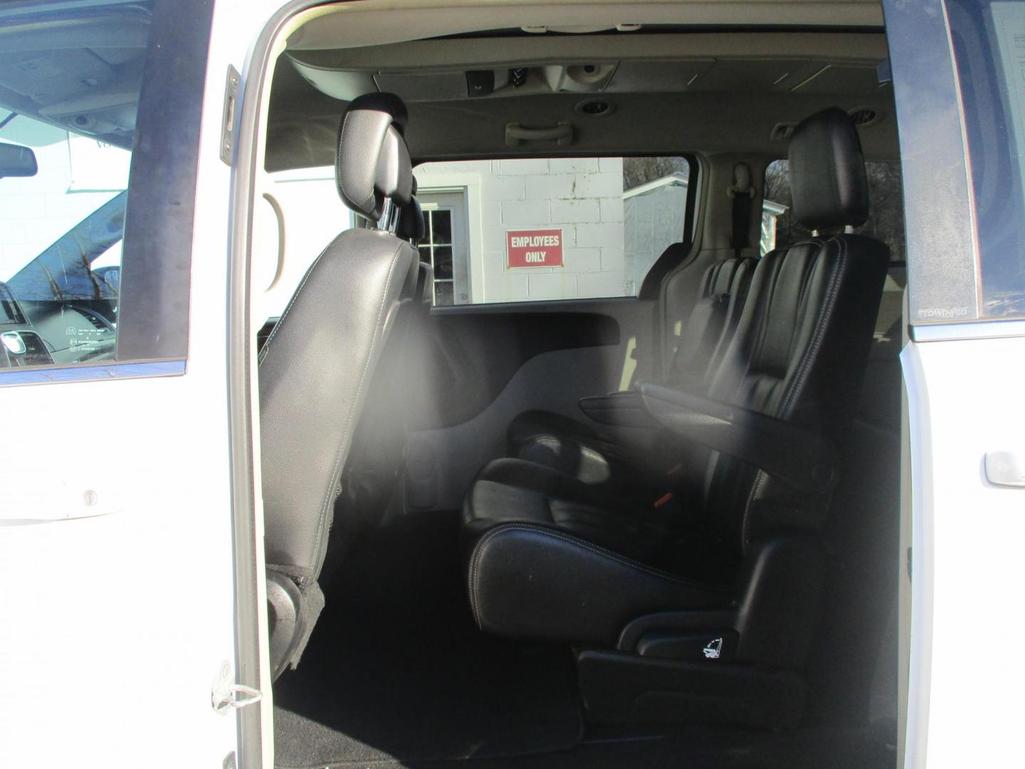 2014 WHITE Chrysler Town & Country Touring (2C4RC1BG0ER) with an 3.6L V6 DOHC 24V engine, 6-Speed Automatic transmission, located at 540a Delsea Drive, Sewell, NJ, 08080, (987) 867-5309, 39.752560, -75.111206 - Photo#10