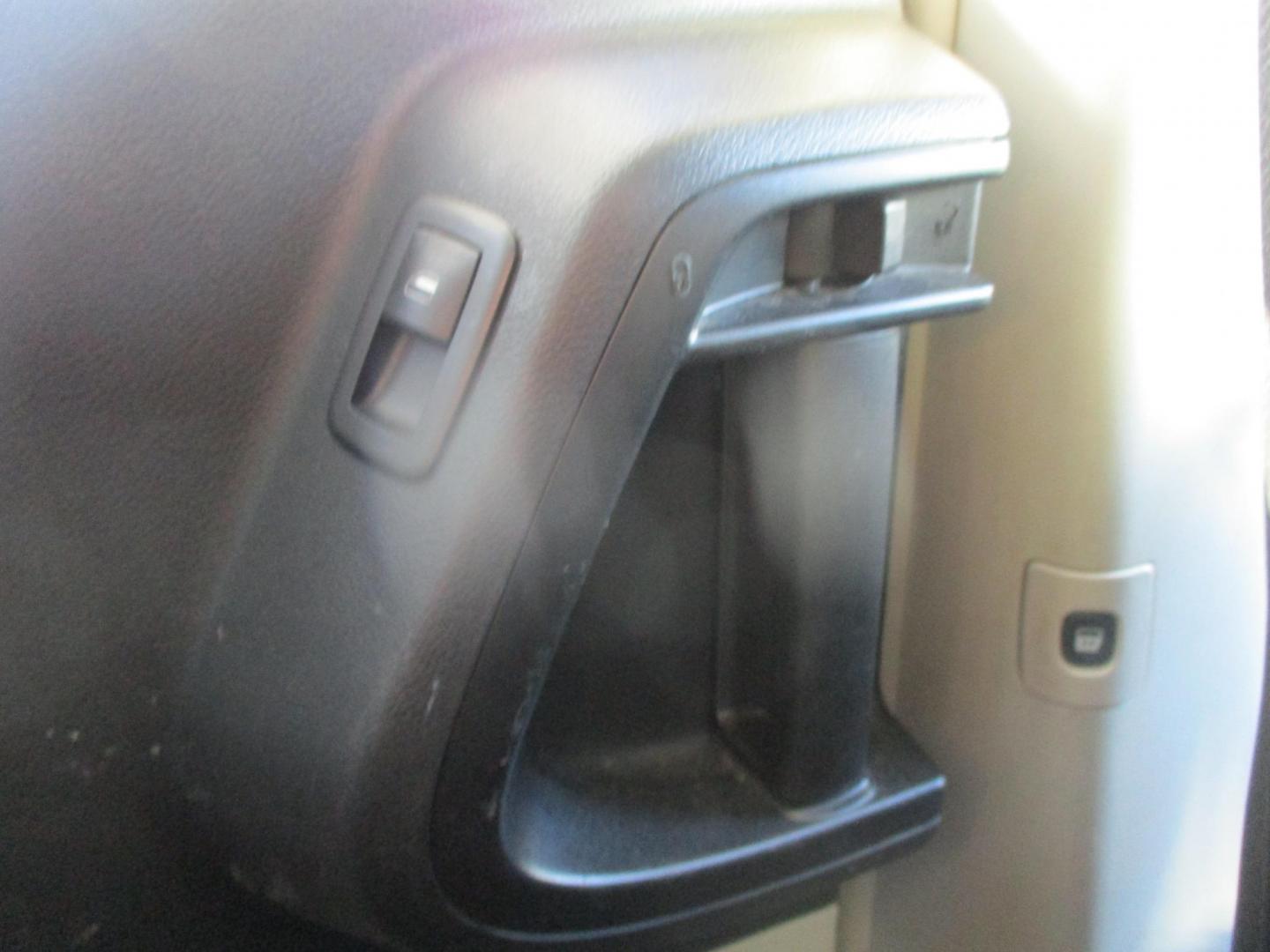 2014 WHITE Chrysler Town & Country Touring (2C4RC1BG0ER) with an 3.6L V6 DOHC 24V engine, 6-Speed Automatic transmission, located at 540a Delsea Drive, Sewell, NJ, 08080, (987) 867-5309, 39.752560, -75.111206 - Photo#12