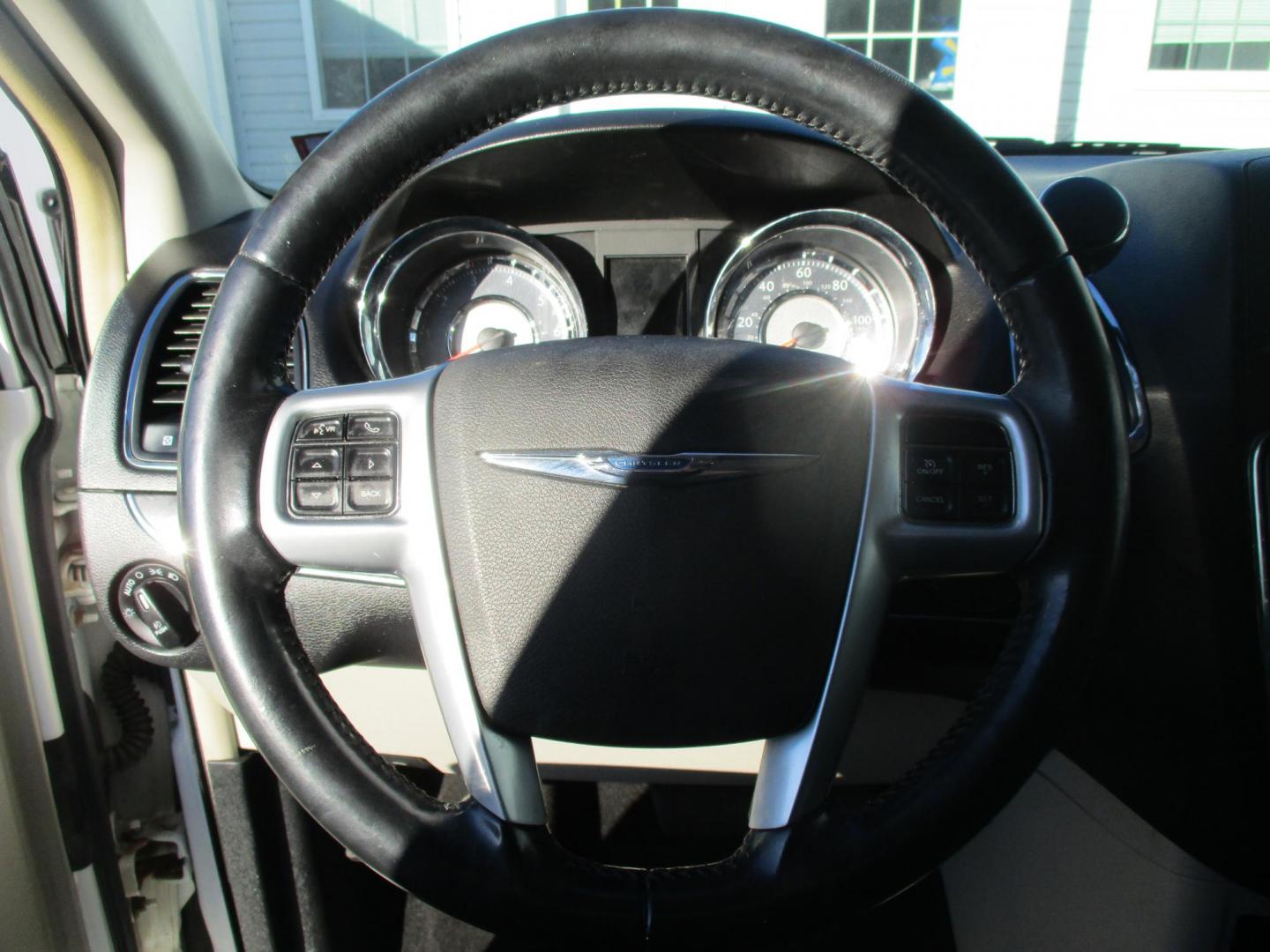 2014 WHITE Chrysler Town & Country Touring (2C4RC1BG0ER) with an 3.6L V6 DOHC 24V engine, 6-Speed Automatic transmission, located at 540a Delsea Drive, Sewell, NJ, 08080, (987) 867-5309, 39.752560, -75.111206 - Photo#14