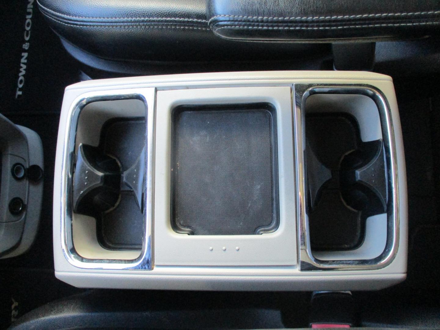 2014 WHITE Chrysler Town & Country Touring (2C4RC1BG0ER) with an 3.6L V6 DOHC 24V engine, 6-Speed Automatic transmission, located at 540a Delsea Drive, Sewell, NJ, 08080, (987) 867-5309, 39.752560, -75.111206 - Photo#20