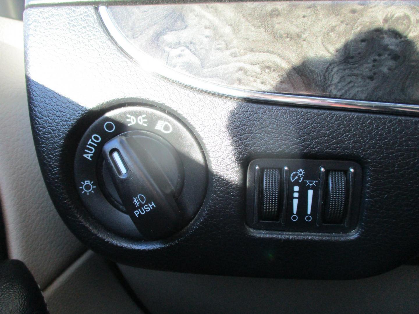 2014 WHITE Chrysler Town & Country Touring (2C4RC1BG0ER) with an 3.6L V6 DOHC 24V engine, 6-Speed Automatic transmission, located at 540a Delsea Drive, Sewell, NJ, 08080, (987) 867-5309, 39.752560, -75.111206 - Photo#21