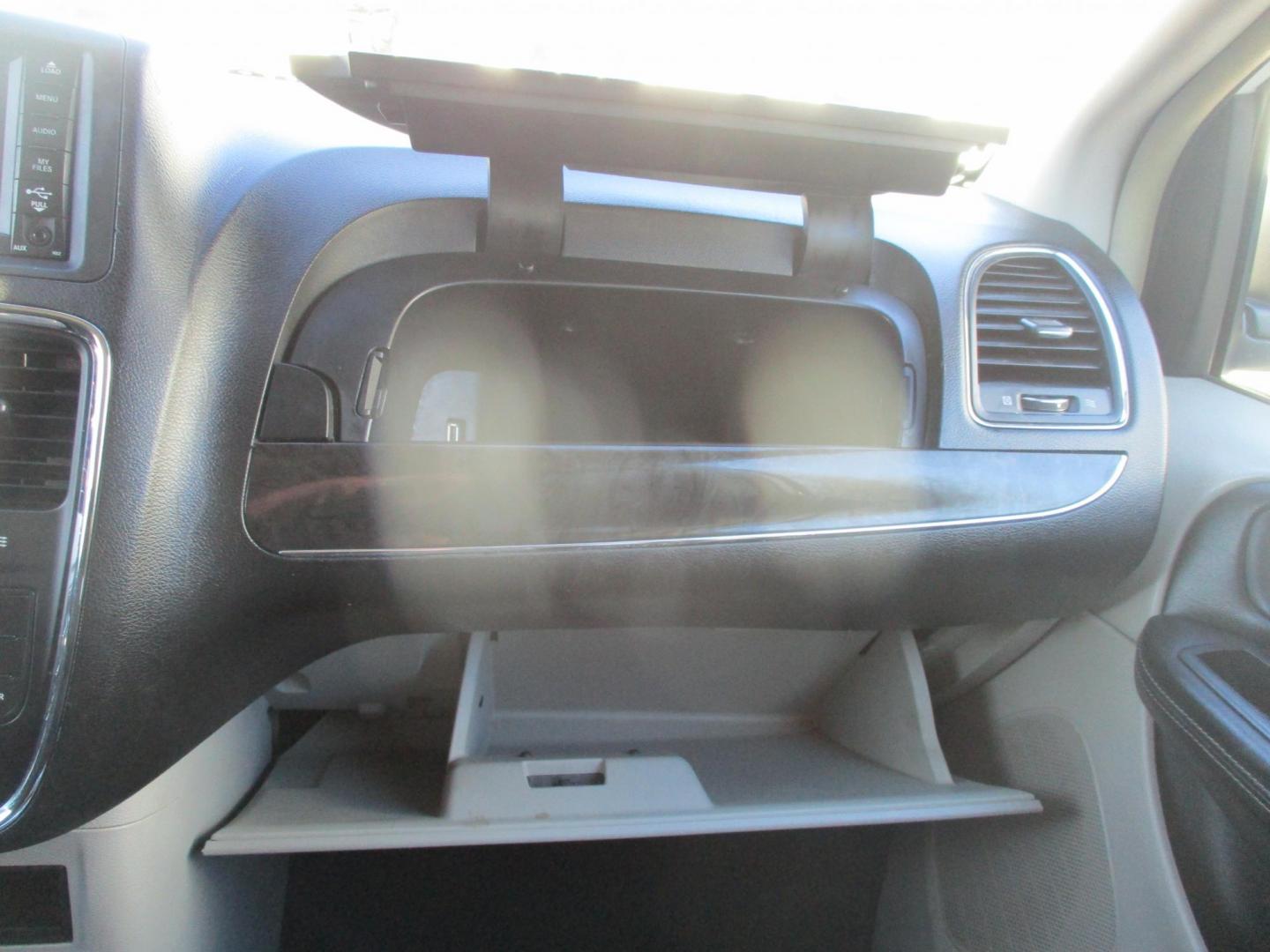 2014 WHITE Chrysler Town & Country Touring (2C4RC1BG0ER) with an 3.6L V6 DOHC 24V engine, 6-Speed Automatic transmission, located at 540a Delsea Drive, Sewell, NJ, 08080, (987) 867-5309, 39.752560, -75.111206 - Photo#22