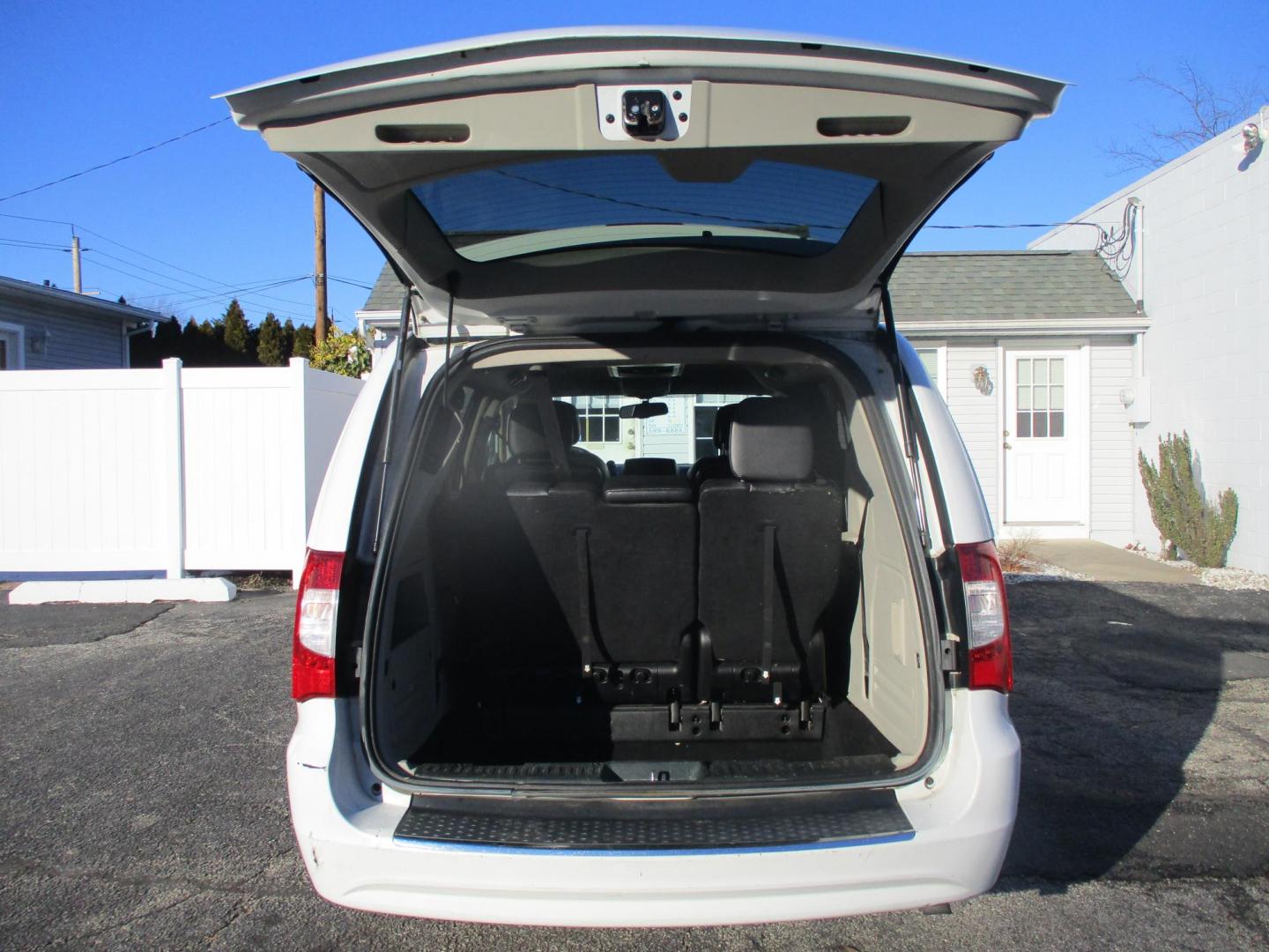 2014 WHITE Chrysler Town & Country Touring (2C4RC1BG0ER) with an 3.6L V6 DOHC 24V engine, 6-Speed Automatic transmission, located at 540a Delsea Drive, Sewell, NJ, 08080, (987) 867-5309, 39.752560, -75.111206 - Photo#24