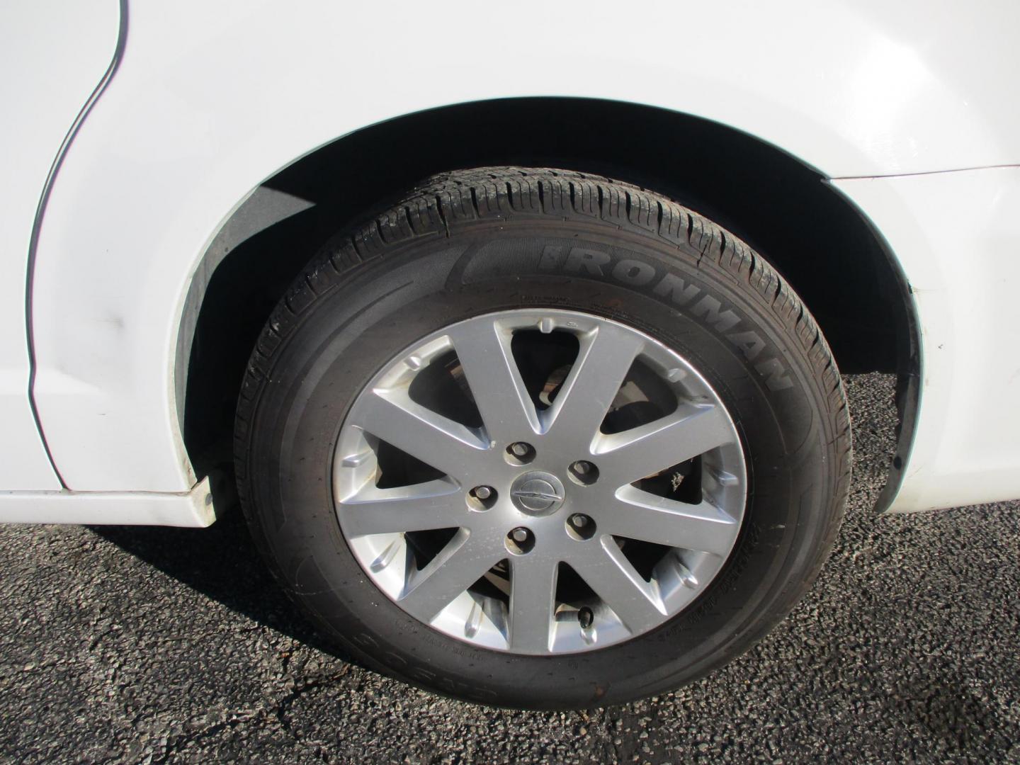 2014 WHITE Chrysler Town & Country Touring (2C4RC1BG0ER) with an 3.6L V6 DOHC 24V engine, 6-Speed Automatic transmission, located at 540a Delsea Drive, Sewell, NJ, 08080, (987) 867-5309, 39.752560, -75.111206 - Photo#26