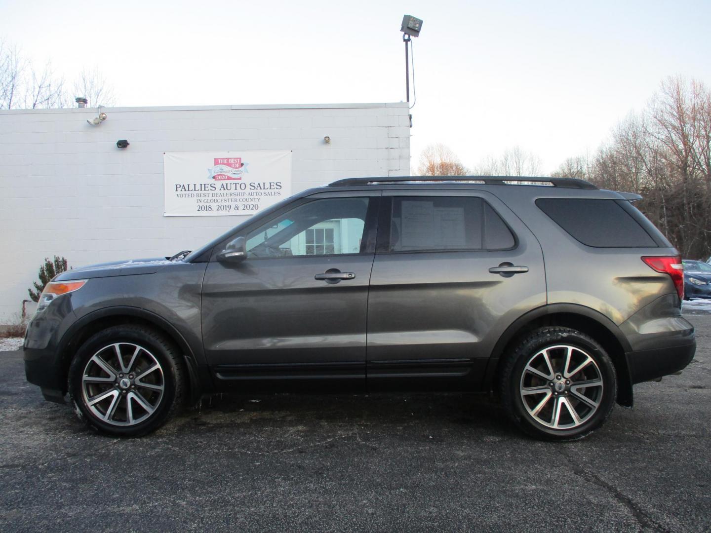 2015 GRAY Ford Explorer XLT 4WD (1FM5K8D87FG) with an 3.5L V6 DOHC 24V engine, 6-Speed Automatic transmission, located at 540a Delsea Drive, Sewell, NJ, 08080, (987) 867-5309, 39.752560, -75.111206 - Photo#1