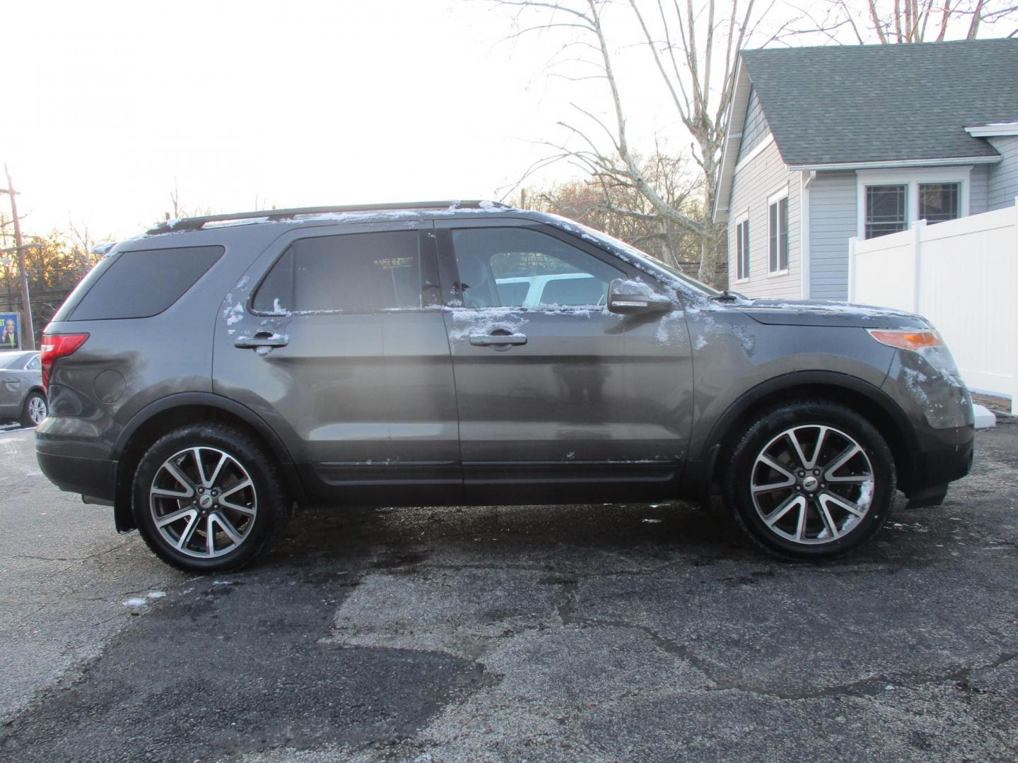 2015 GRAY Ford Explorer XLT 4WD (1FM5K8D87FG) with an 3.5L V6 DOHC 24V engine, 6-Speed Automatic transmission, located at 540a Delsea Drive, Sewell, NJ, 08080, (987) 867-5309, 39.752560, -75.111206 - Photo#8