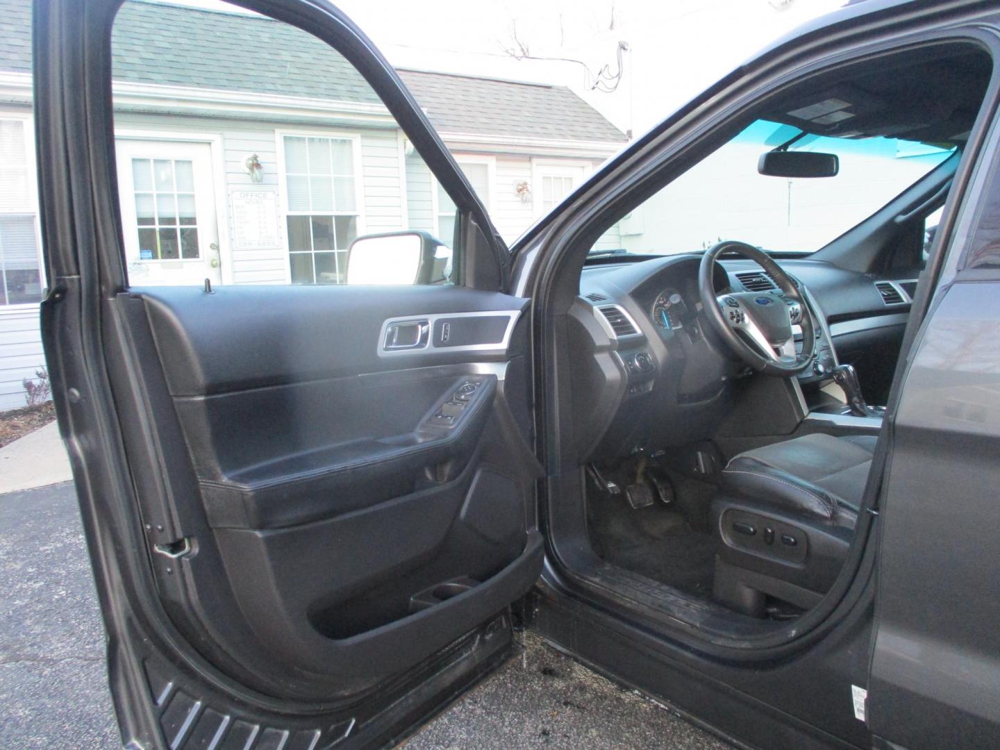 2015 GRAY Ford Explorer XLT 4WD (1FM5K8D87FG) with an 3.5L V6 DOHC 24V engine, 6-Speed Automatic transmission, located at 540a Delsea Drive, Sewell, NJ, 08080, (987) 867-5309, 39.752560, -75.111206 - Photo#11