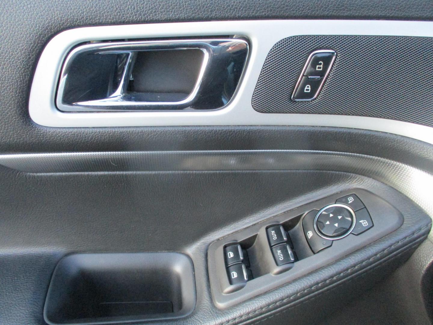 2015 GRAY Ford Explorer XLT 4WD (1FM5K8D87FG) with an 3.5L V6 DOHC 24V engine, 6-Speed Automatic transmission, located at 540a Delsea Drive, Sewell, NJ, 08080, (987) 867-5309, 39.752560, -75.111206 - Photo#12