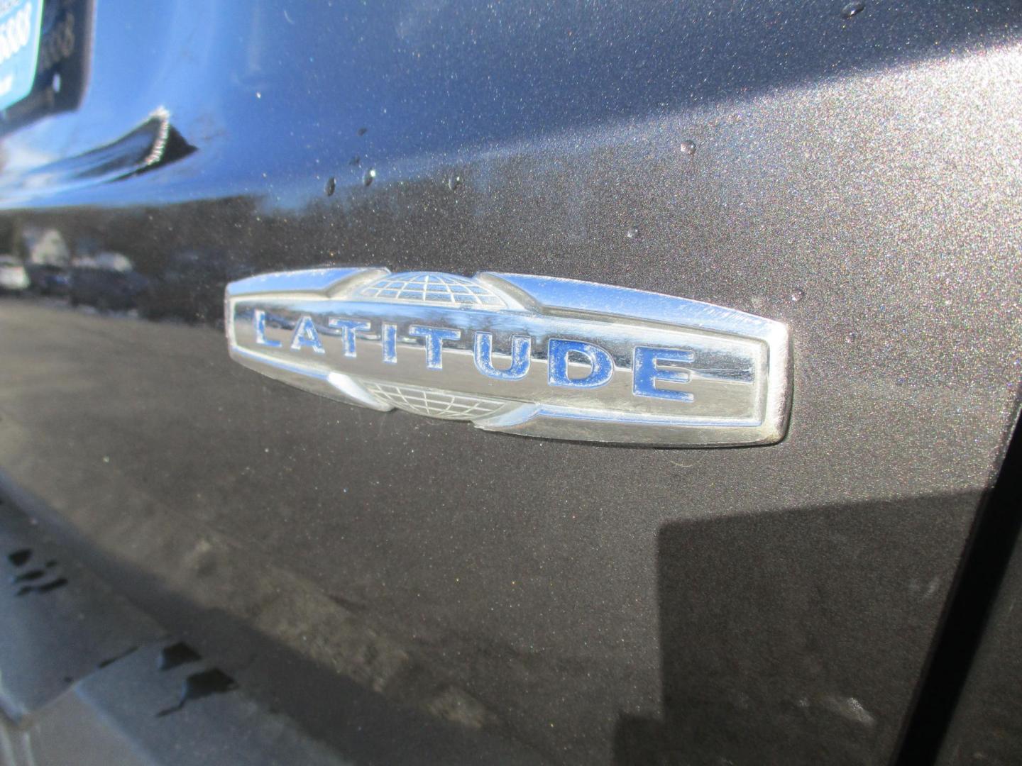 2017 GRAY Jeep Renegade Latitude 4WD (ZACCJBBB1HP) with an 2.4L L4 DOHC 16V engine, 6M transmission, located at 540a Delsea Drive, Sewell, NJ, 08080, (987) 867-5309, 39.752560, -75.111206 - Photo#5