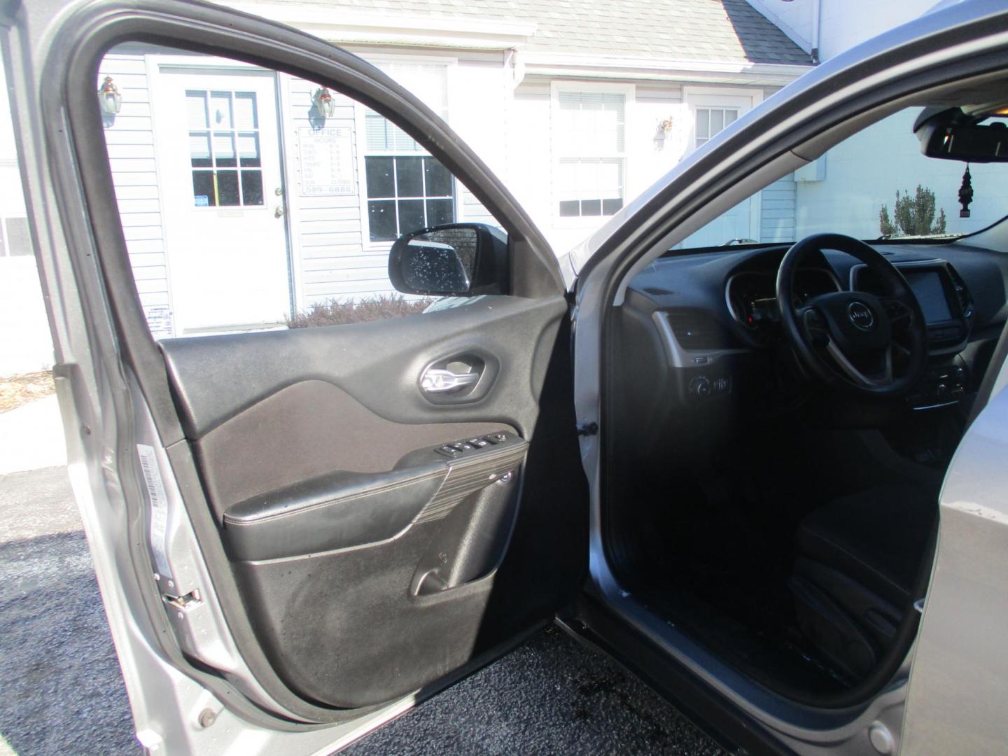 2015 SILVER Jeep Cherokee Latitude FWD (1C4PJLCB9FW) with an 2.4L L4 DOHC 16V engine, 9-Speed Automatic transmission, located at 540a Delsea Drive, Sewell, NJ, 08080, (987) 867-5309, 39.752560, -75.111206 - Photo#10