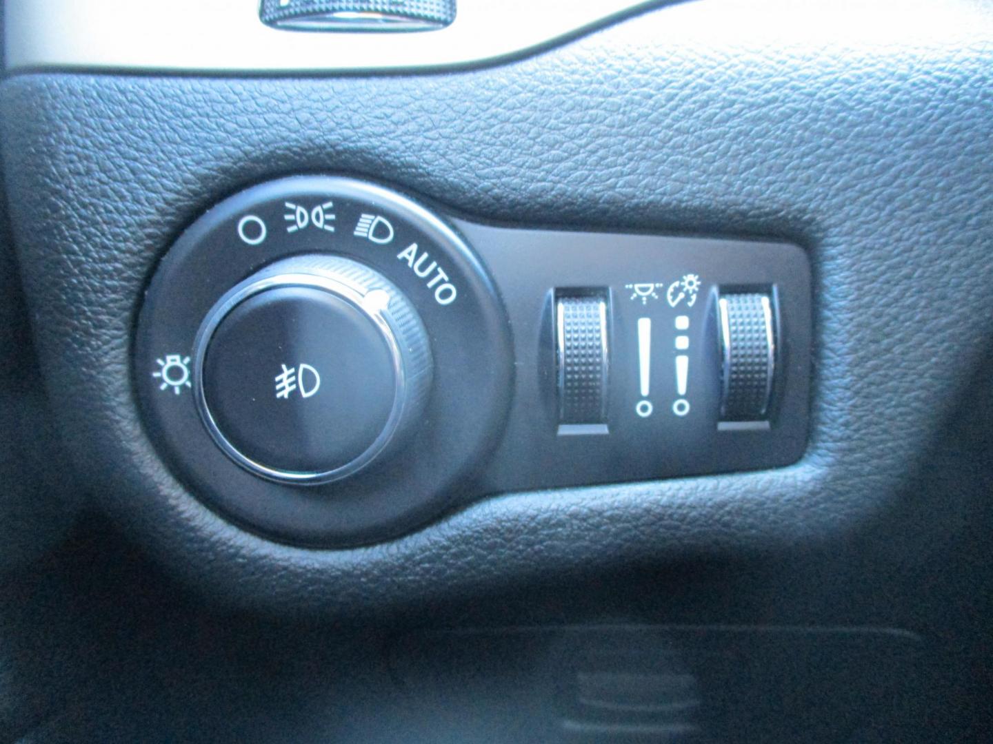 2015 SILVER Jeep Cherokee Latitude FWD (1C4PJLCB9FW) with an 2.4L L4 DOHC 16V engine, 9-Speed Automatic transmission, located at 540a Delsea Drive, Sewell, NJ, 08080, (987) 867-5309, 39.752560, -75.111206 - Photo#23