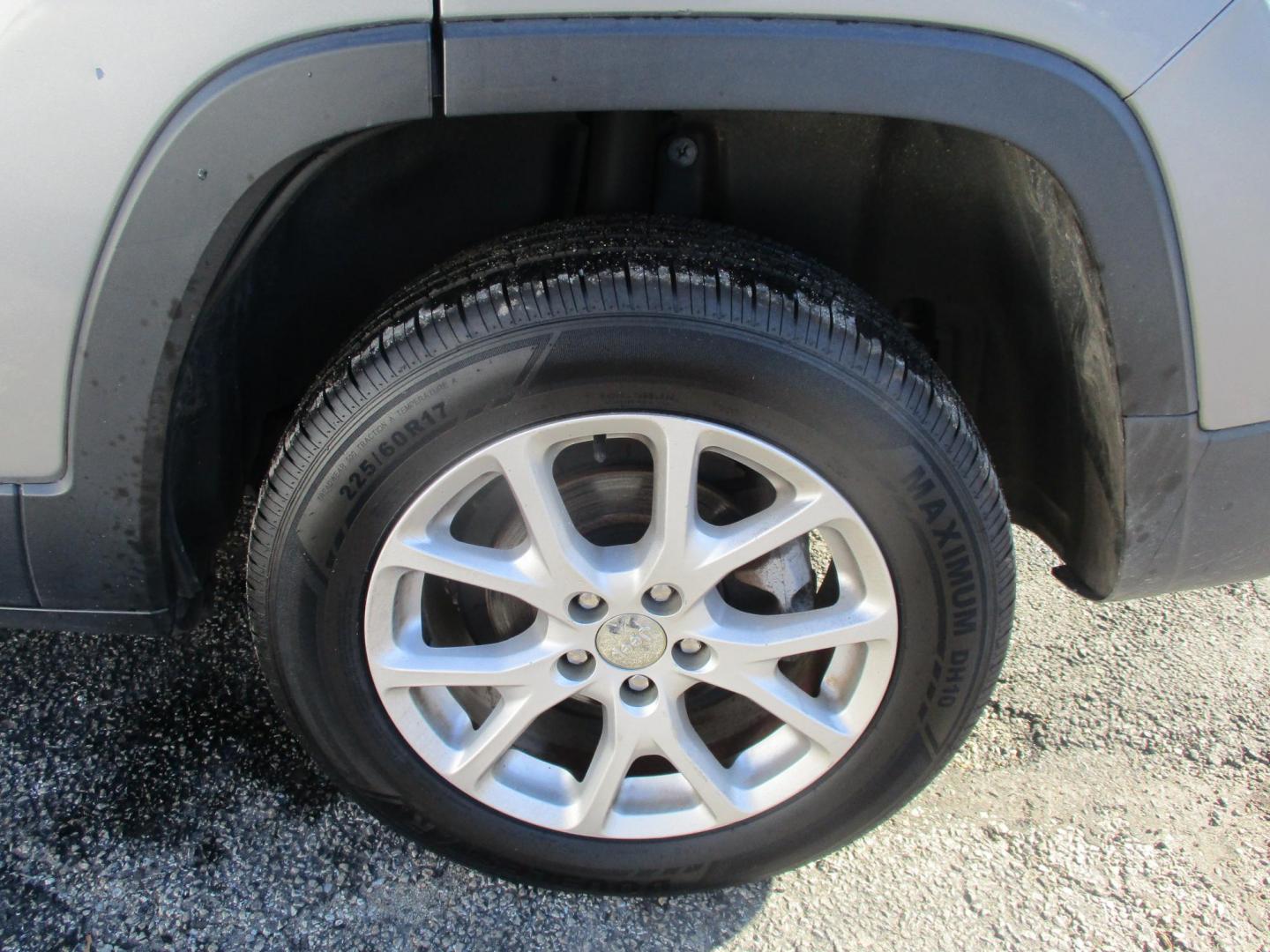 2015 SILVER Jeep Cherokee Latitude FWD (1C4PJLCB9FW) with an 2.4L L4 DOHC 16V engine, 9-Speed Automatic transmission, located at 540a Delsea Drive, Sewell, NJ, 08080, (987) 867-5309, 39.752560, -75.111206 - Photo#27