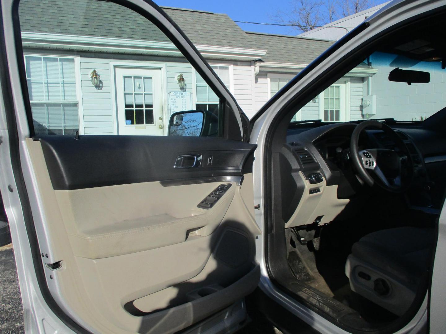 2013 SILVER Ford Explorer Base 4WD (1FM5K8B86DG) with an 3.5L V6 DOHC 24V engine, 6-Speed Automatic transmission, located at 540a Delsea Drive, Sewell, NJ, 08080, (987) 867-5309, 39.752560, -75.111206 - Photo#10