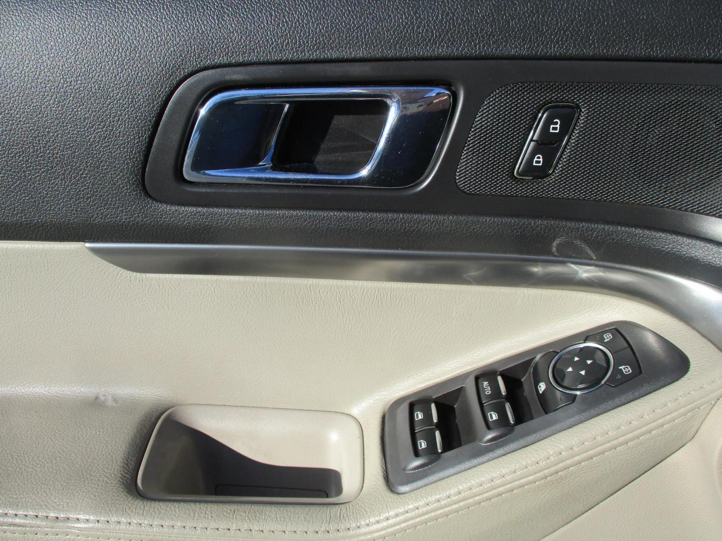 2013 SILVER Ford Explorer Base 4WD (1FM5K8B86DG) with an 3.5L V6 DOHC 24V engine, 6-Speed Automatic transmission, located at 540a Delsea Drive, Sewell, NJ, 08080, (987) 867-5309, 39.752560, -75.111206 - Photo#11