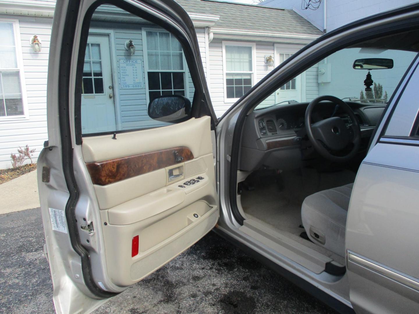 2007 SILVER Mercury Grand Marquis GS (2MEFM74W57X) with an 4.6L V8 OHC 16V engine, 4-Speed Automatic transmission, located at 540a Delsea Drive, Sewell, NJ, 08080, (987) 867-5309, 39.752560, -75.111206 - Photo#8