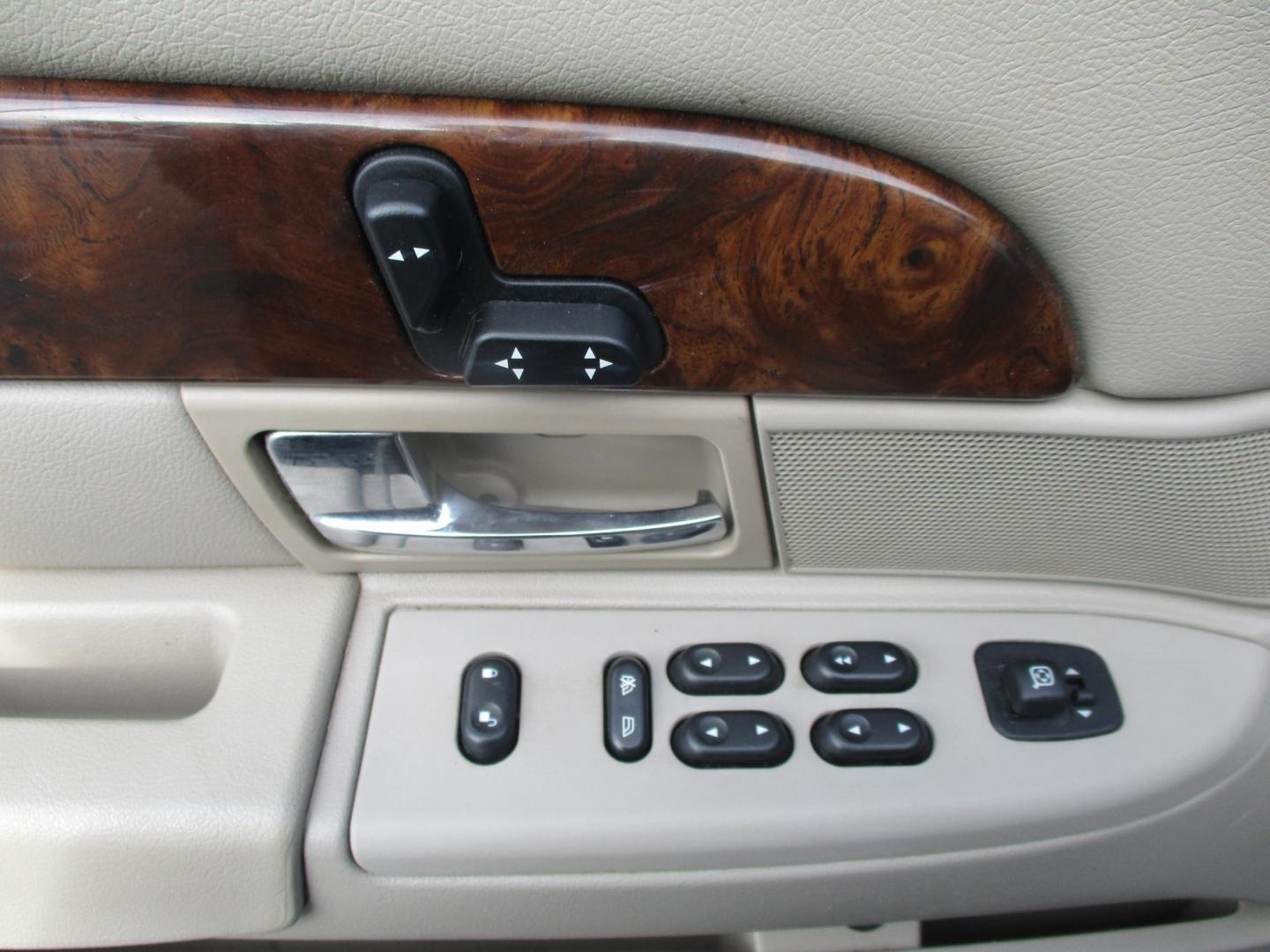 2007 SILVER Mercury Grand Marquis GS (2MEFM74W57X) with an 4.6L V8 OHC 16V engine, 4-Speed Automatic transmission, located at 540a Delsea Drive, Sewell, NJ, 08080, (987) 867-5309, 39.752560, -75.111206 - Photo#9