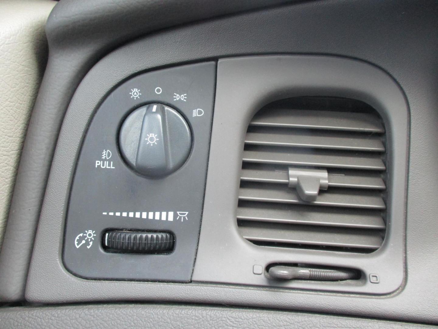 2007 SILVER Mercury Grand Marquis GS (2MEFM74W57X) with an 4.6L V8 OHC 16V engine, 4-Speed Automatic transmission, located at 540a Delsea Drive, Sewell, NJ, 08080, (987) 867-5309, 39.752560, -75.111206 - Photo#19