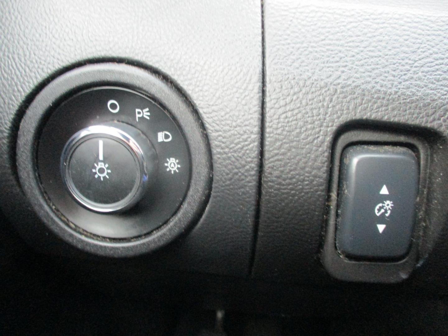 2015 WHITE Ford Taurus SEL FWD (1FAHP2E88FG) with an 3.5L V6 DOHC 24V engine, 6-Speed Automatic transmission, located at 540a Delsea Drive, Sewell, NJ, 08080, (987) 867-5309, 39.752560, -75.111206 - Photo#22