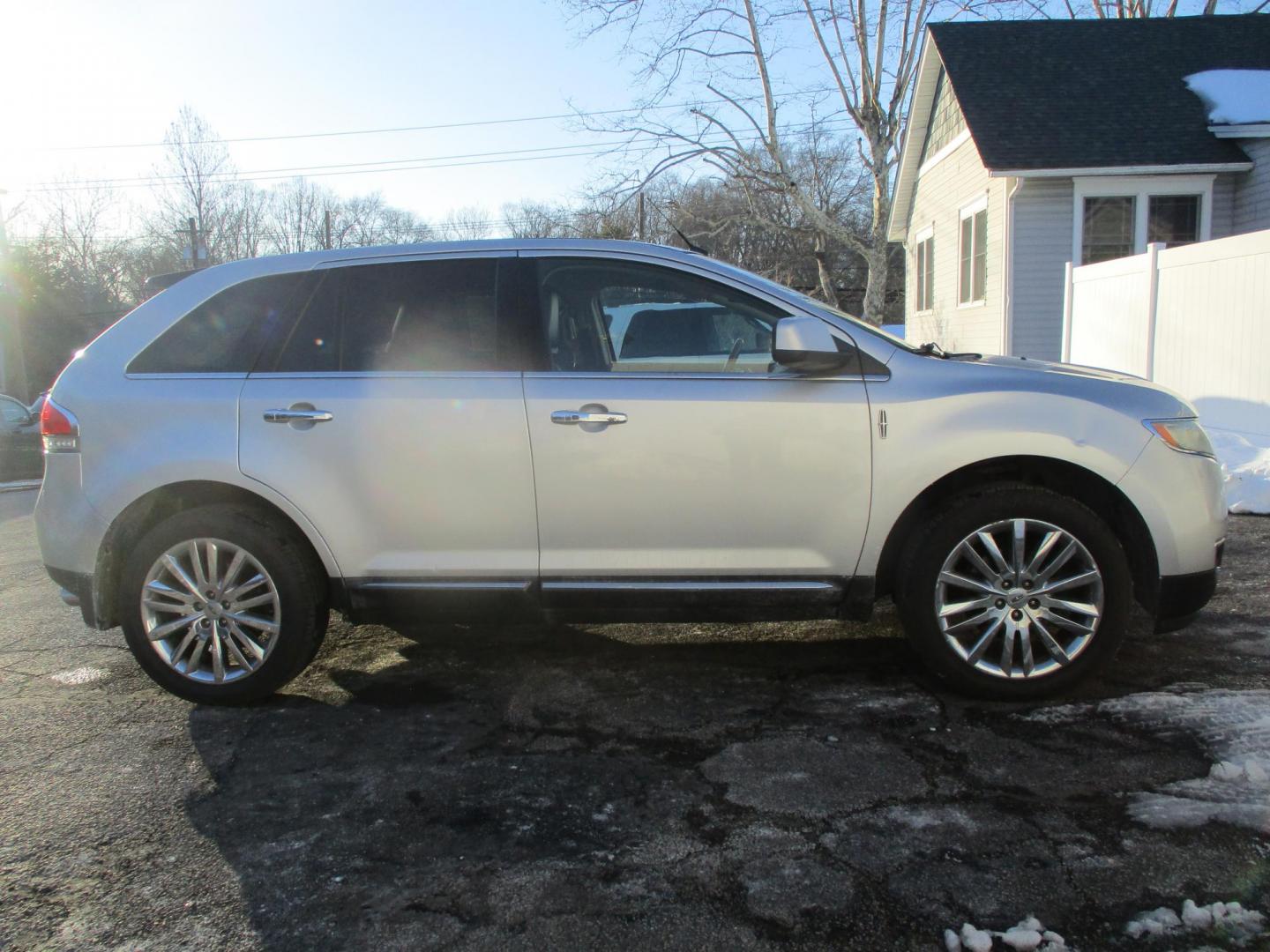 2011 SILVER Lincoln MKX AWD (2LMDJ8JK8BB) with an 3.7L V6 DOHC 24V engine, 6-Speed Automatic transmission, located at 540a Delsea Drive, Sewell, NJ, 08080, (987) 867-5309, 39.752560, -75.111206 - Photo#7