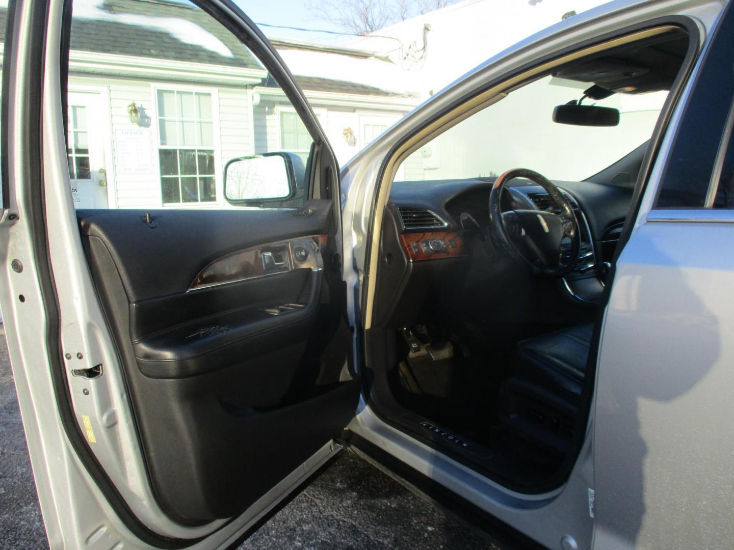 2011 SILVER Lincoln MKX AWD (2LMDJ8JK8BB) with an 3.7L V6 DOHC 24V engine, 6-Speed Automatic transmission, located at 540a Delsea Drive, Sewell, NJ, 08080, (987) 867-5309, 39.752560, -75.111206 - Photo#10