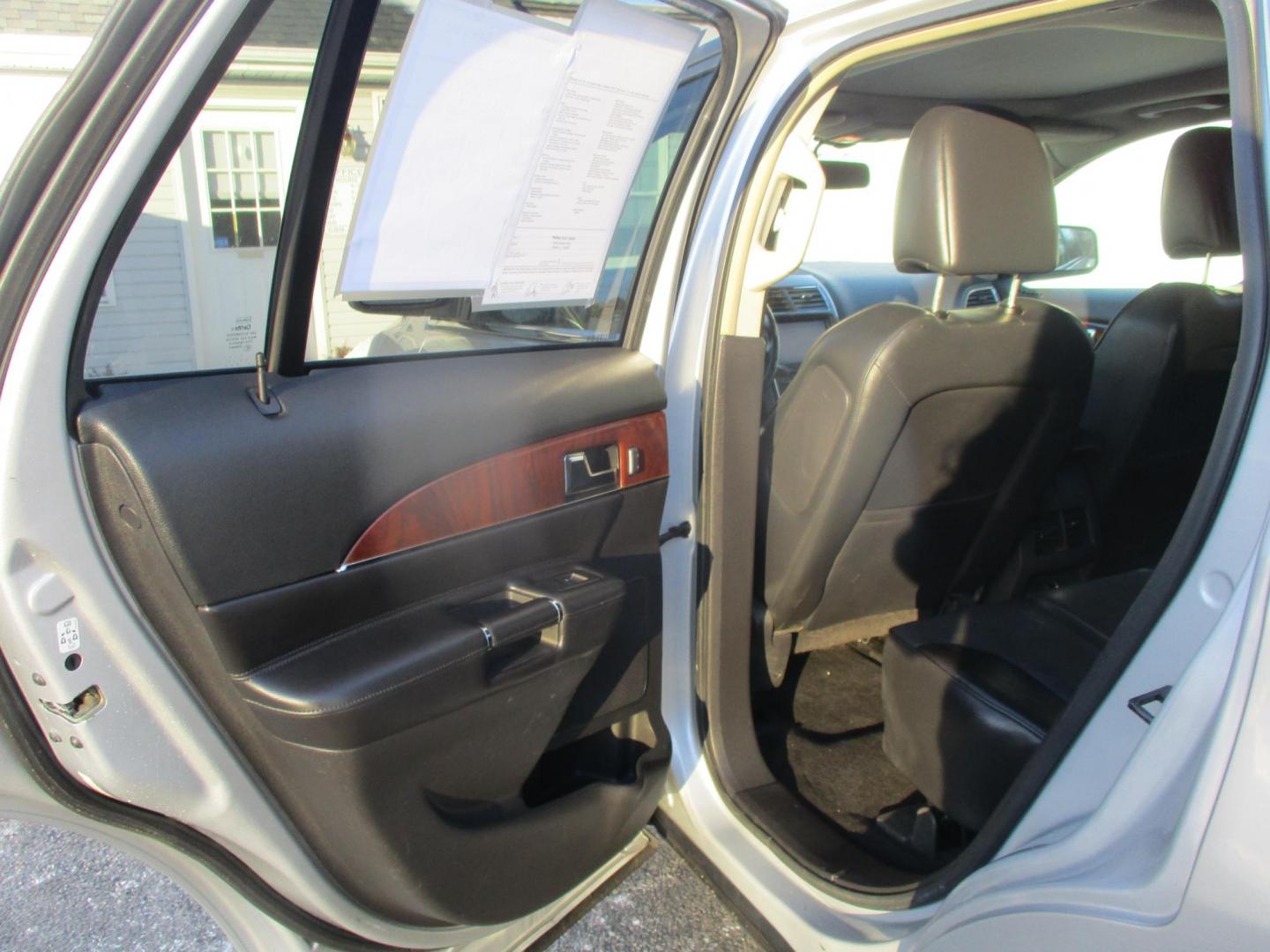 2011 SILVER Lincoln MKX AWD (2LMDJ8JK8BB) with an 3.7L V6 DOHC 24V engine, 6-Speed Automatic transmission, located at 540a Delsea Drive, Sewell, NJ, 08080, (987) 867-5309, 39.752560, -75.111206 - Photo#13