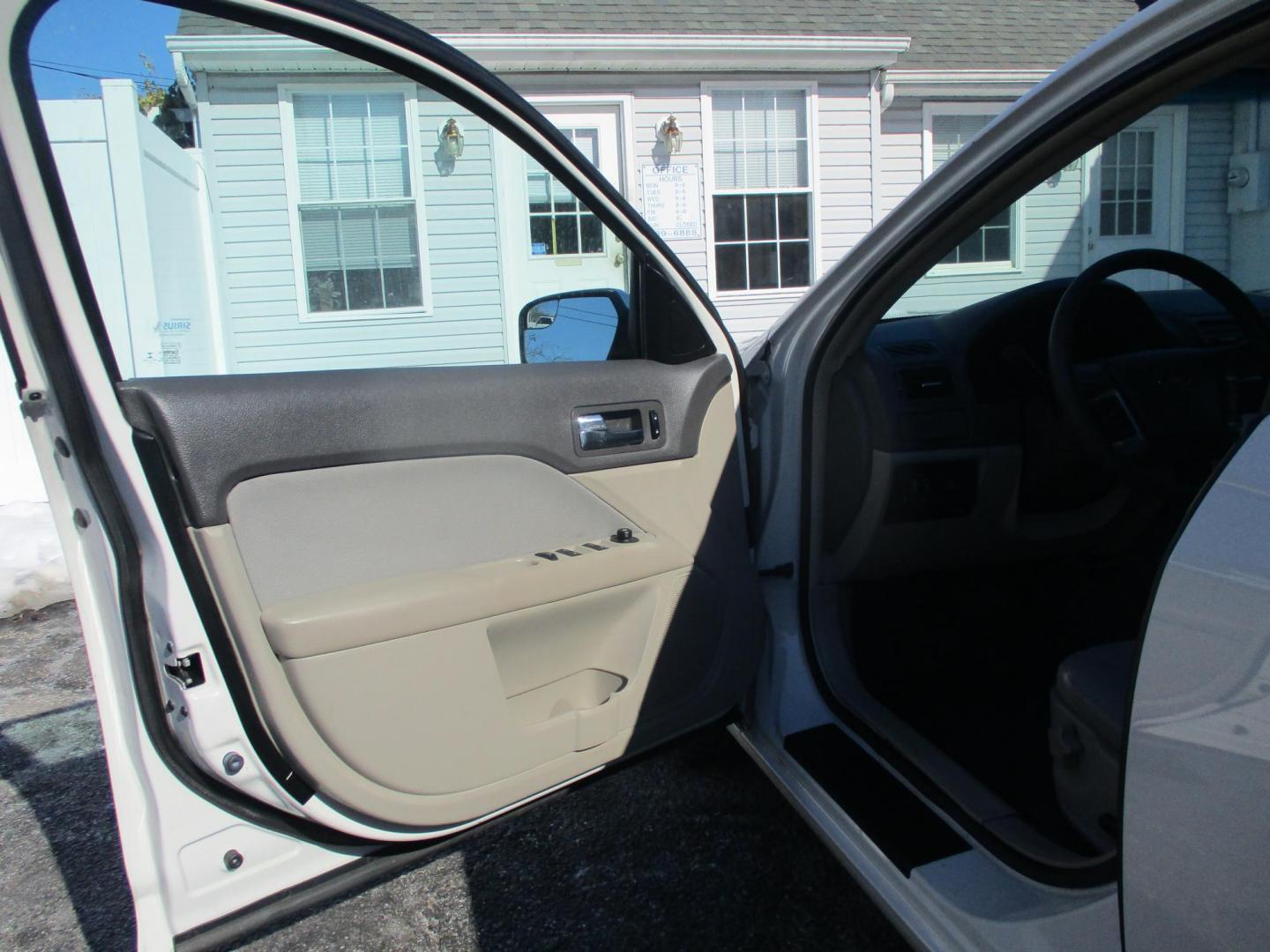 2012 WHITE Ford Fusion SE (3FAHP0HA9CR) with an 2.5L L4 DOHC 16V engine, located at 540a Delsea Drive, Sewell, NJ, 08080, (987) 867-5309, 39.752560, -75.111206 - Photo#9