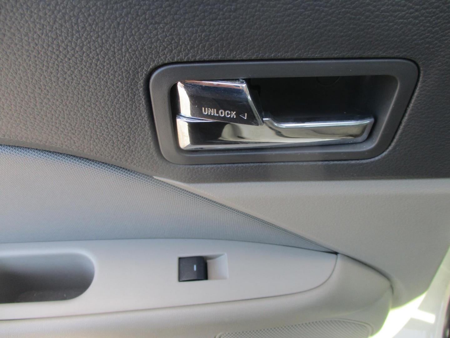 2012 WHITE Ford Fusion SE (3FAHP0HA9CR) with an 2.5L L4 DOHC 16V engine, located at 540a Delsea Drive, Sewell, NJ, 08080, (987) 867-5309, 39.752560, -75.111206 - Photo#12