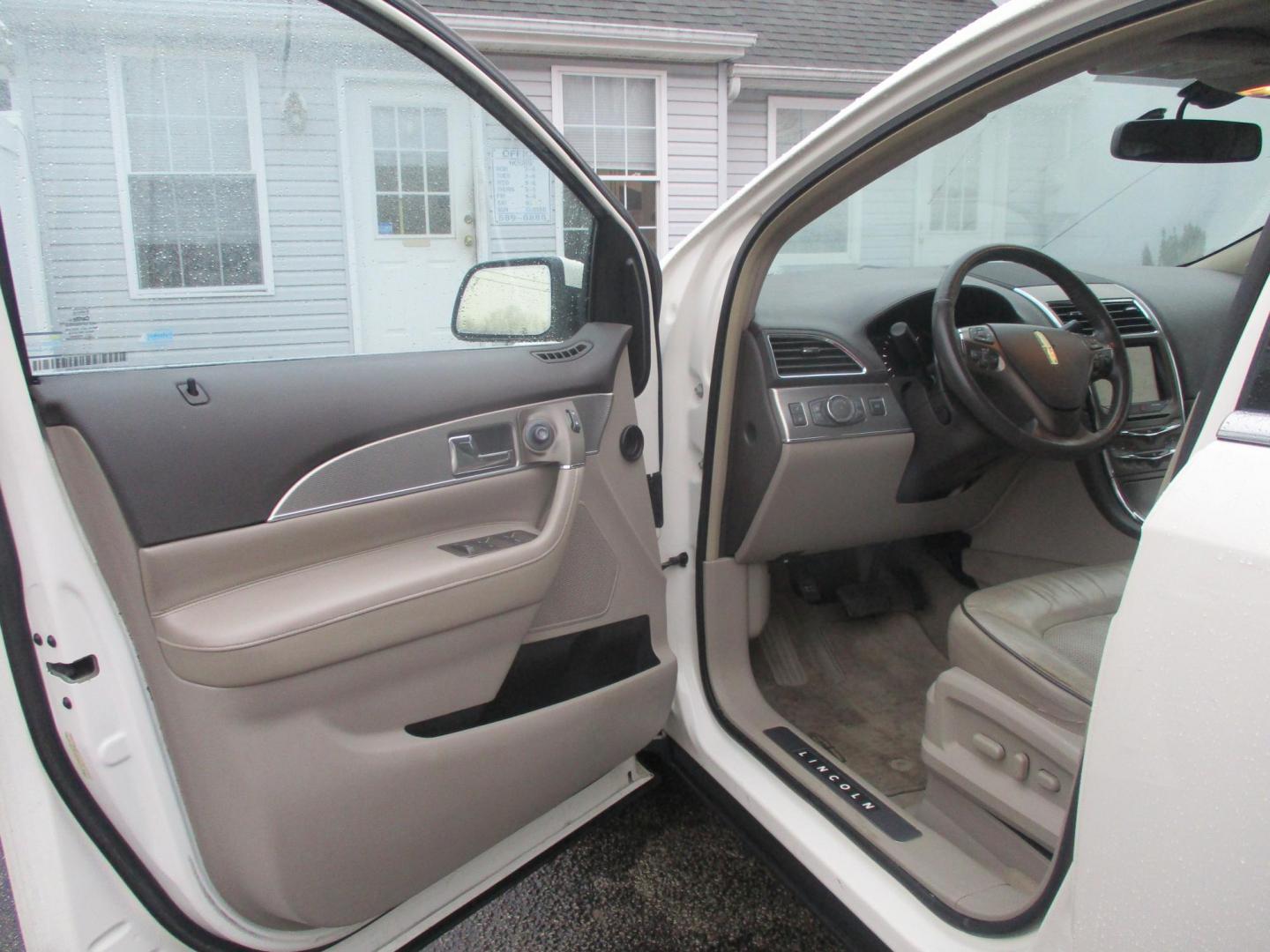 2013 WHITE Lincoln MKX AWD (2LMDJ8JK2DB) with an 3.7L V6 DOHC 24V engine, 6-Speed Automatic transmission, located at 540a Delsea Drive, Sewell, NJ, 08080, (987) 867-5309, 39.752560, -75.111206 - Photo#10