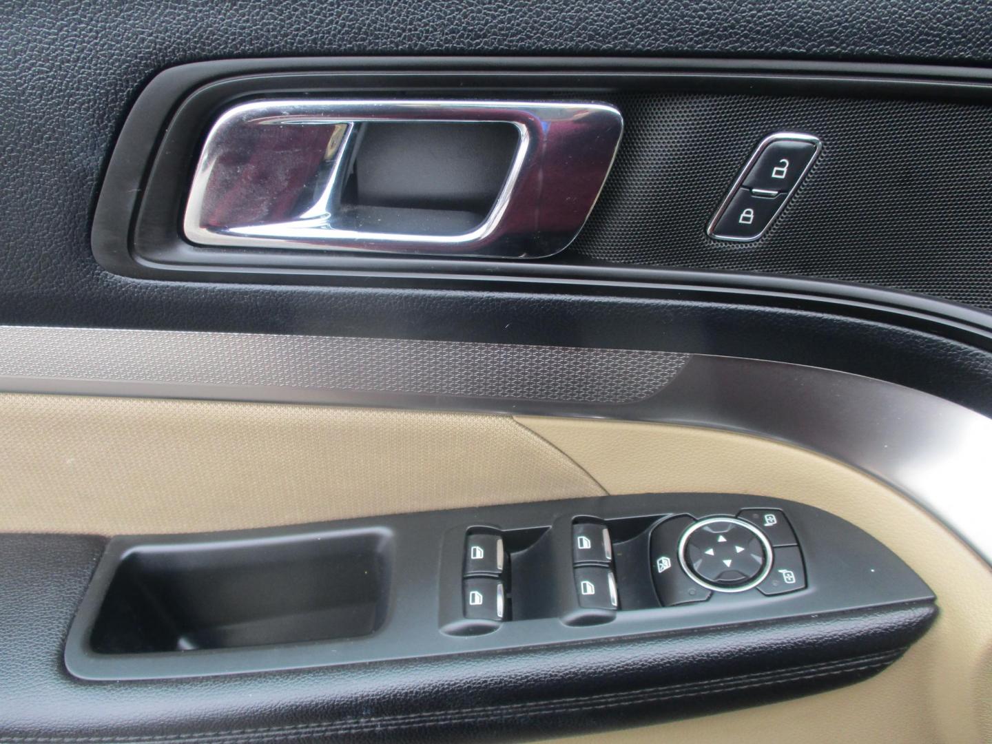 2016 BLACK Ford Explorer Base 4WD (1FM5K8B88GG) with an 3.5L V6 DOHC 24V engine, 6-Speed Automatic transmission, located at 540a Delsea Drive, Sewell, NJ, 08080, (987) 867-5309, 39.752560, -75.111206 - Photo#8