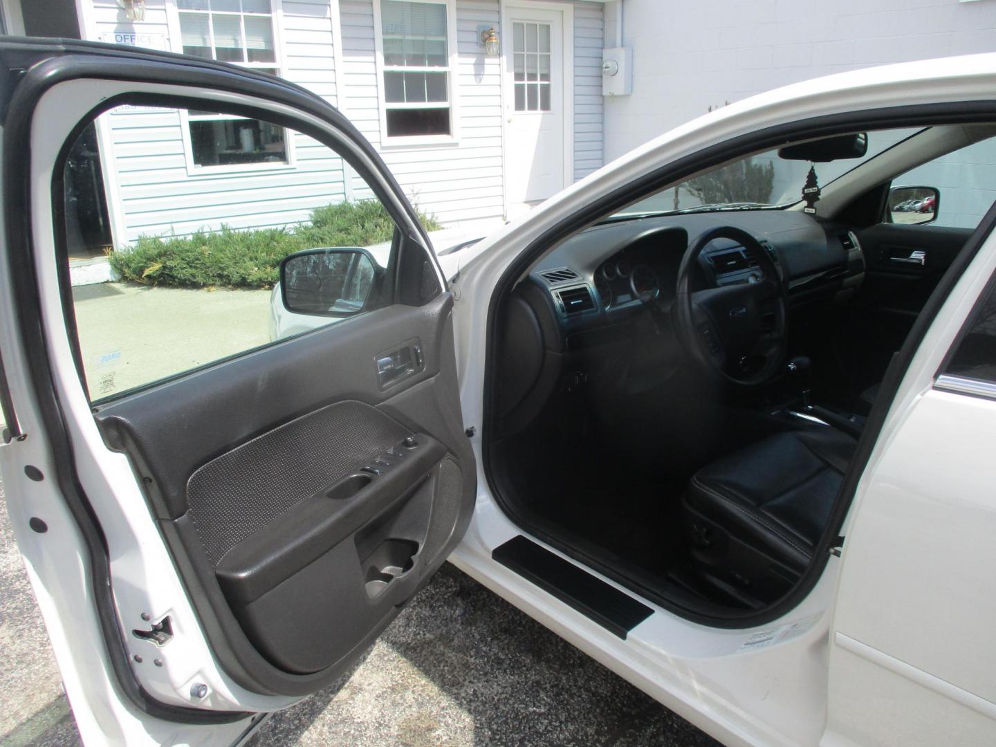 2009 WHITE Ford Fusion V6 SEL (3FAHP08129R) with an 3.0L V6 DOHC 24V engine, located at 540a Delsea Drive, Sewell, NJ, 08080, (987) 867-5309, 39.752560, -75.111206 - Photo#10