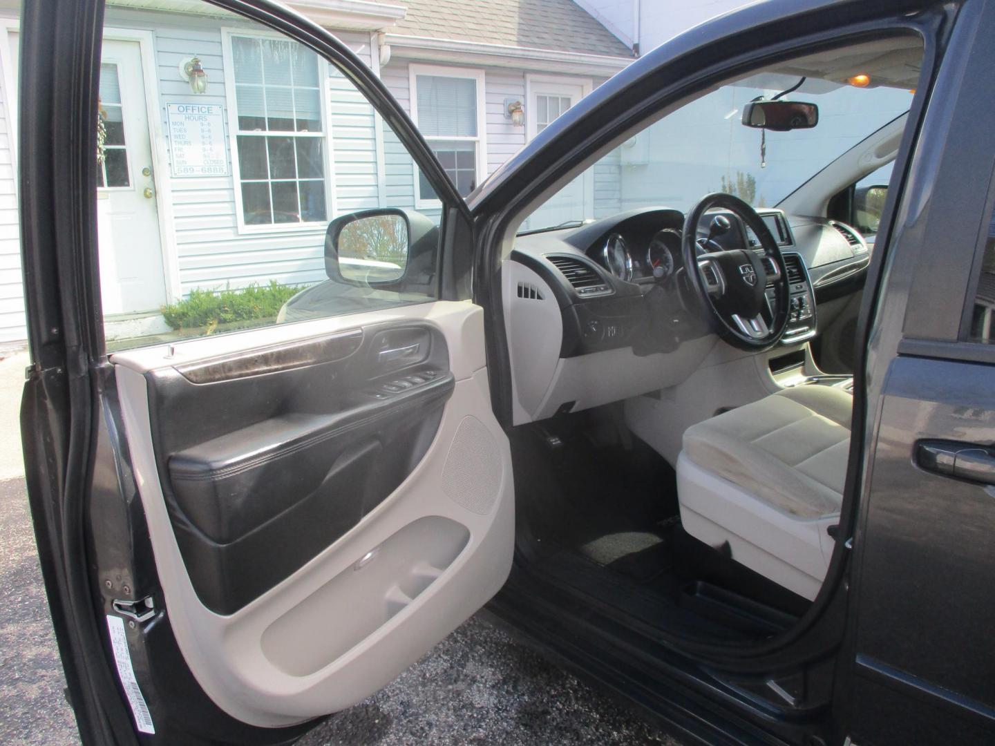 2012 BLACK Dodge Grand Caravan SXT (2C4RDGCG7CR) with an 3.6L V6 DOHC 24V engine, 6-Speed Automatic transmission, located at 540a Delsea Drive, Sewell, NJ, 08080, (987) 867-5309, 39.752560, -75.111206 - Photo#8