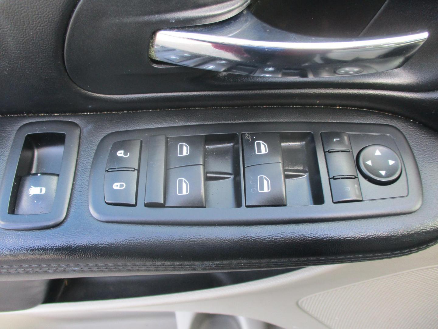 2012 BLACK Dodge Grand Caravan SXT (2C4RDGCG7CR) with an 3.6L V6 DOHC 24V engine, 6-Speed Automatic transmission, located at 540a Delsea Drive, Sewell, NJ, 08080, (987) 867-5309, 39.752560, -75.111206- Photo#9