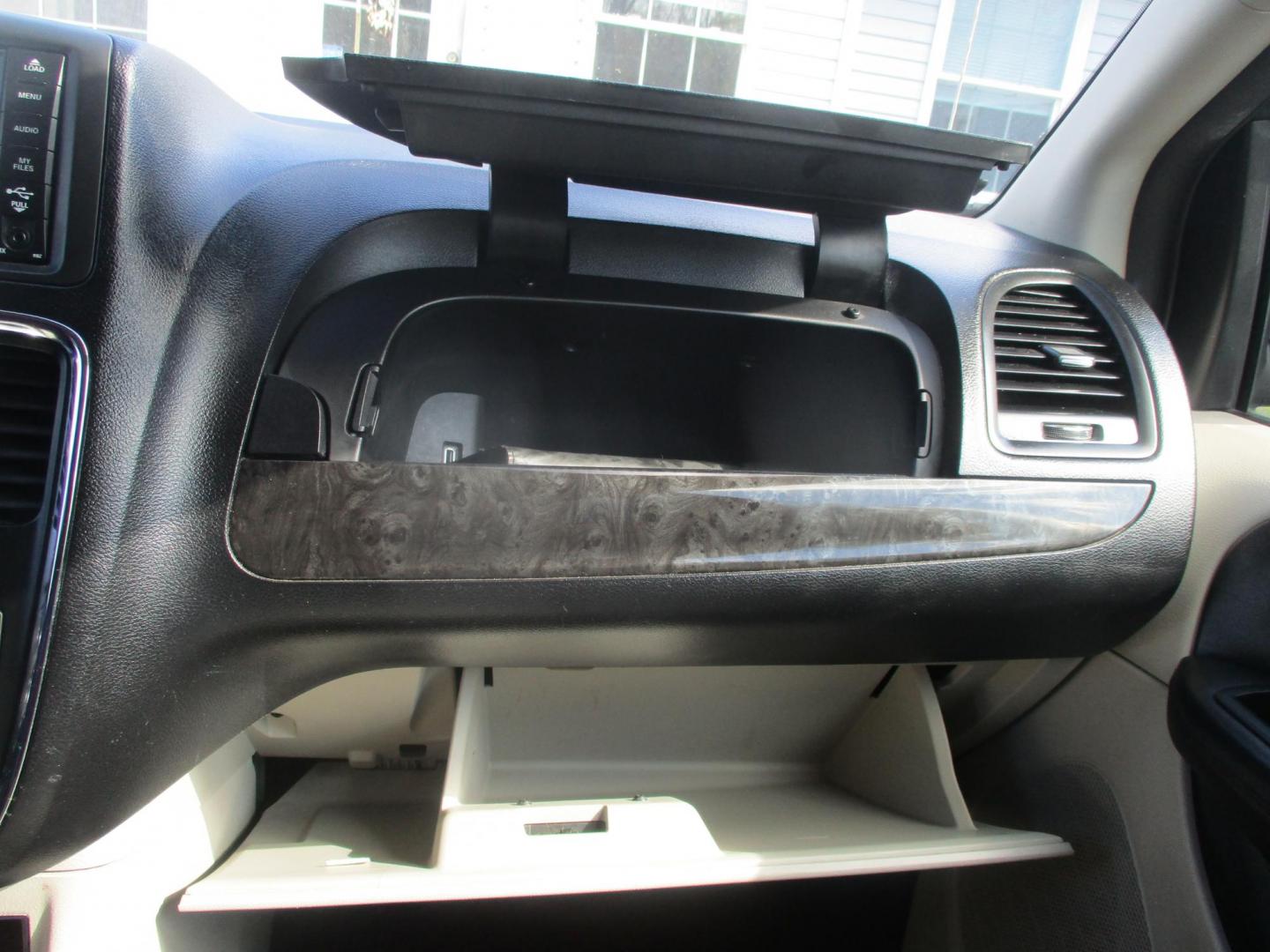 2012 BLACK Dodge Grand Caravan SXT (2C4RDGCG7CR) with an 3.6L V6 DOHC 24V engine, 6-Speed Automatic transmission, located at 540a Delsea Drive, Sewell, NJ, 08080, (987) 867-5309, 39.752560, -75.111206 - Photo#22