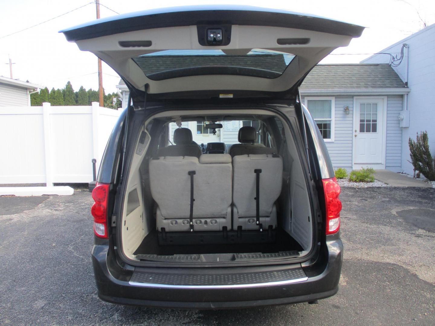 2012 BLACK Dodge Grand Caravan SXT (2C4RDGCG7CR) with an 3.6L V6 DOHC 24V engine, 6-Speed Automatic transmission, located at 540a Delsea Drive, Sewell, NJ, 08080, (987) 867-5309, 39.752560, -75.111206- Photo#23