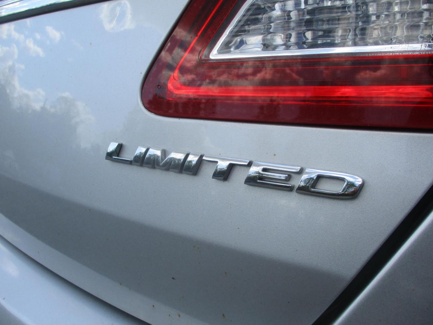 2017 SILVER Ford Taurus Limited FWD (1FAHP2F84HG) with an 3.5L V6 DOHC 24V engine, 6A transmission, located at 540a Delsea Drive, Sewell, NJ, 08080, (987) 867-5309, 39.752560, -75.111206 - Photo#5