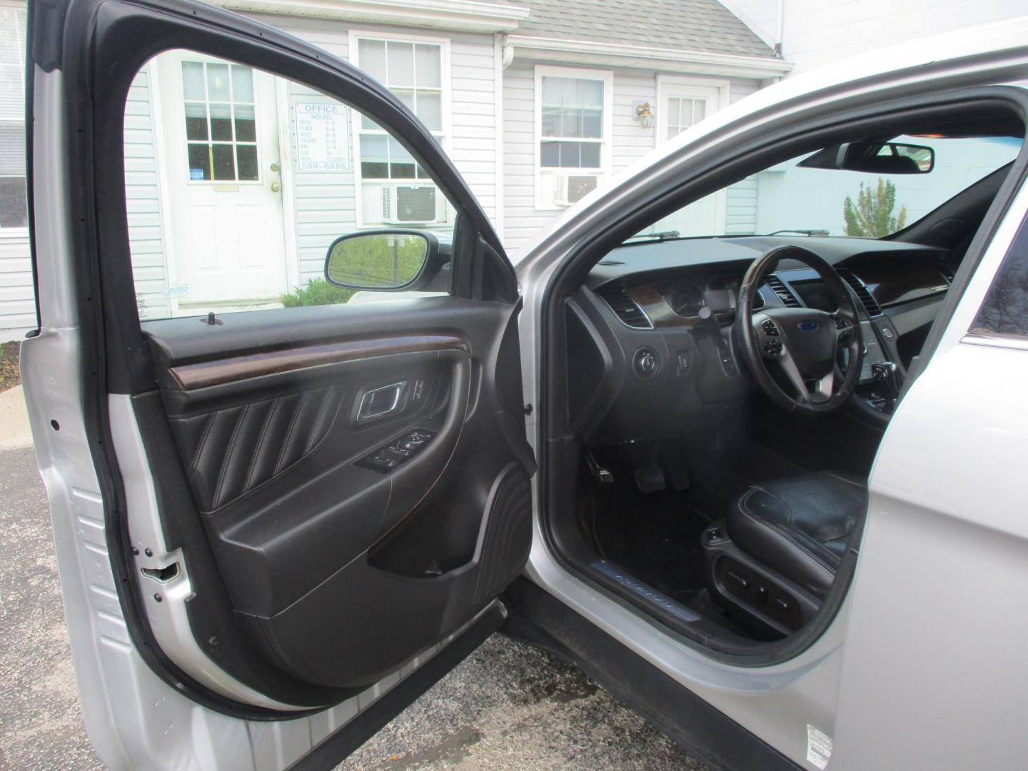 2017 SILVER Ford Taurus Limited FWD (1FAHP2F84HG) with an 3.5L V6 DOHC 24V engine, 6A transmission, located at 540a Delsea Drive, Sewell, NJ, 08080, (987) 867-5309, 39.752560, -75.111206 - Photo#10