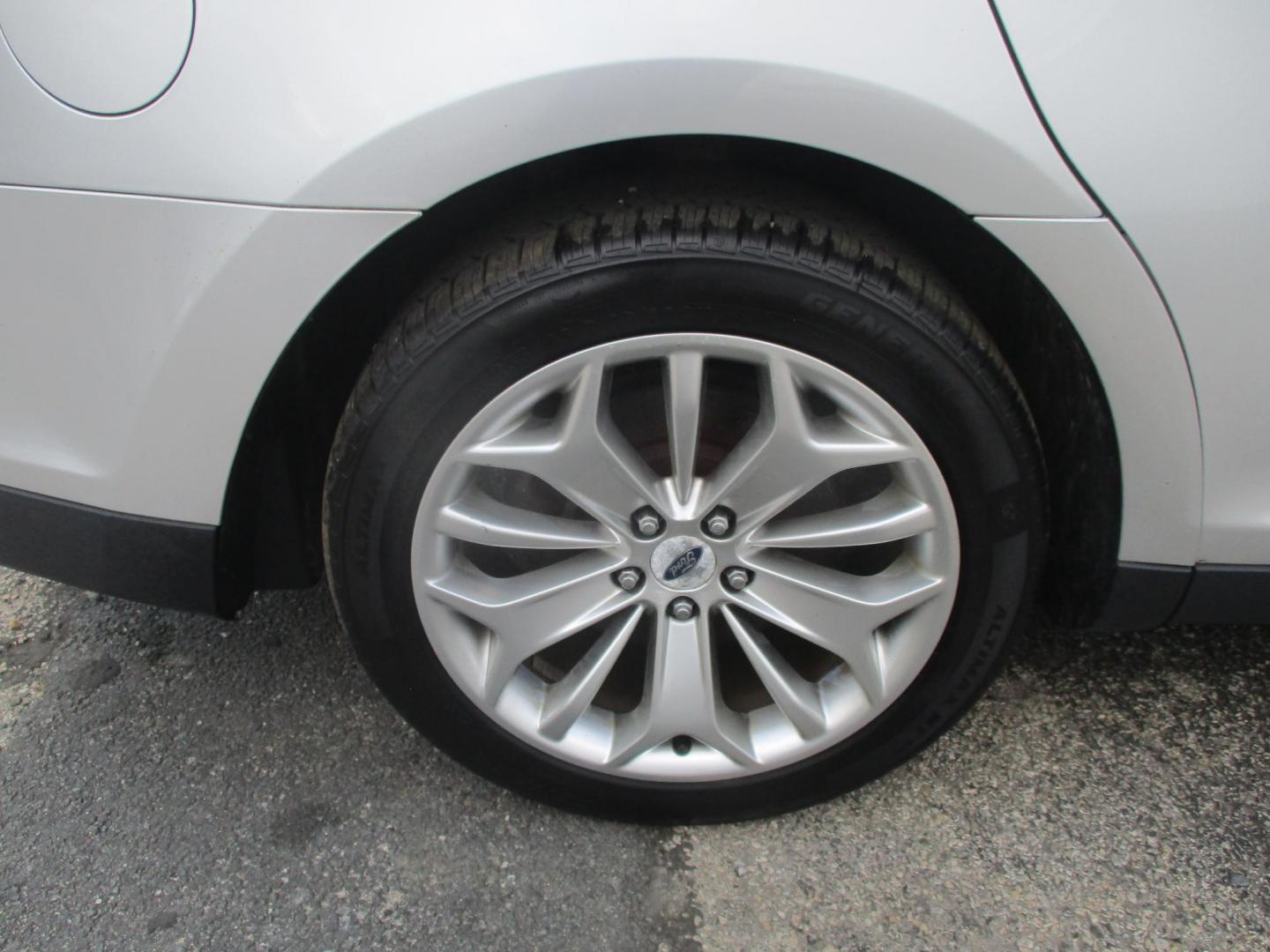 2017 SILVER Ford Taurus Limited FWD (1FAHP2F84HG) with an 3.5L V6 DOHC 24V engine, 6A transmission, located at 540a Delsea Drive, Sewell, NJ, 08080, (987) 867-5309, 39.752560, -75.111206 - Photo#28