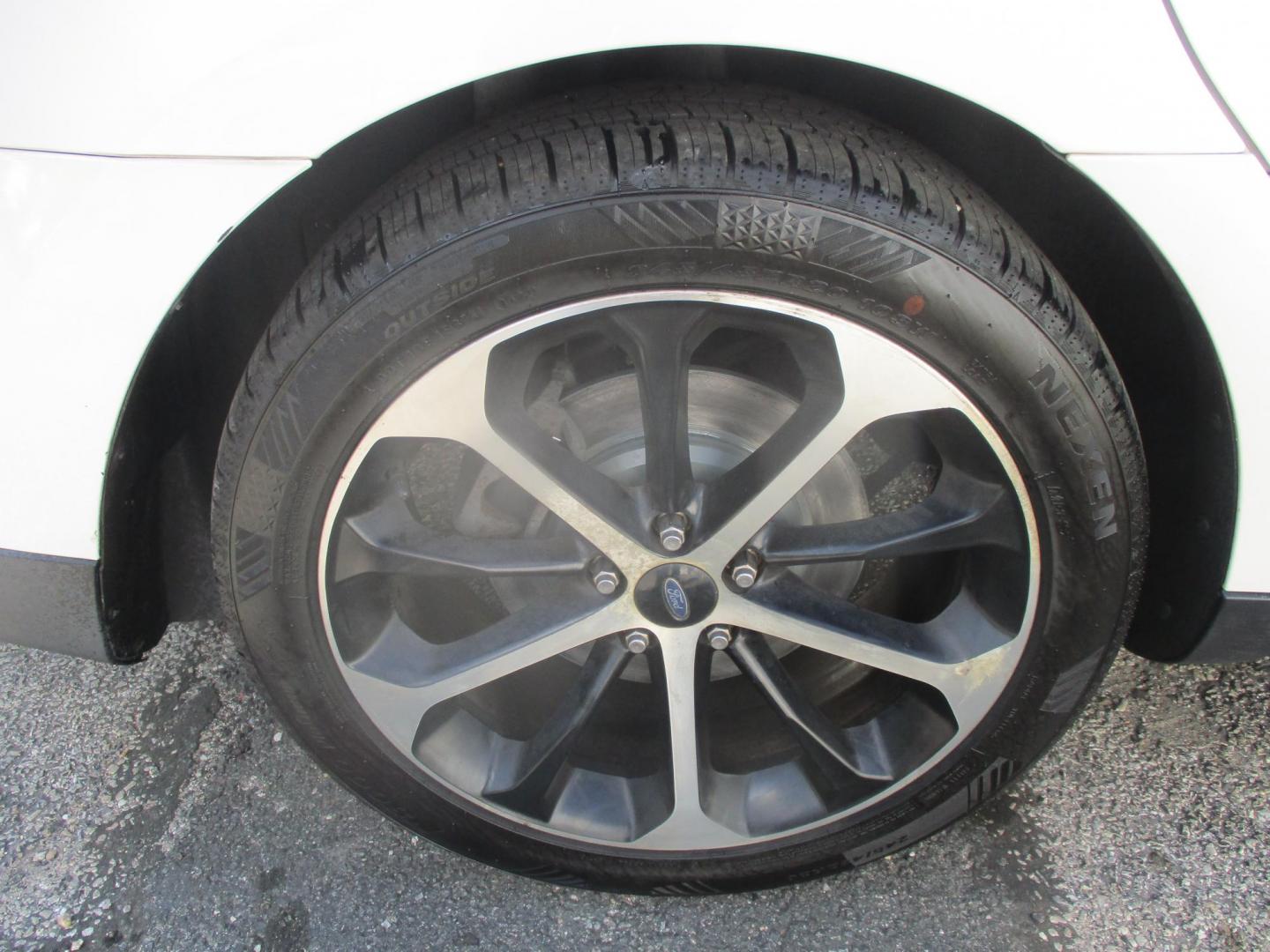 2015 WHITE Ford Taurus SEL AWD (1FAHP2H86FG) with an 3.5L V6 DOHC 24V engine, 6-Speed Automatic transmission, located at 540a Delsea Drive, Sewell, NJ, 08080, (987) 867-5309, 39.752560, -75.111206 - Photo#28