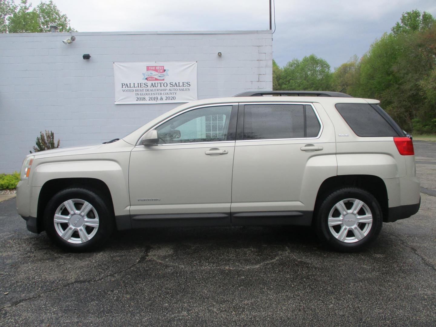 2014 GOLD GMC Terrain SLE2 FWD (2GKALREK0E6) with an 2.4L L4 DOHC 16V FFV engine, 6-Speed Automatic transmission, located at 540a Delsea Drive, Sewell, NJ, 08080, (987) 867-5309, 39.752560, -75.111206- Photo#1