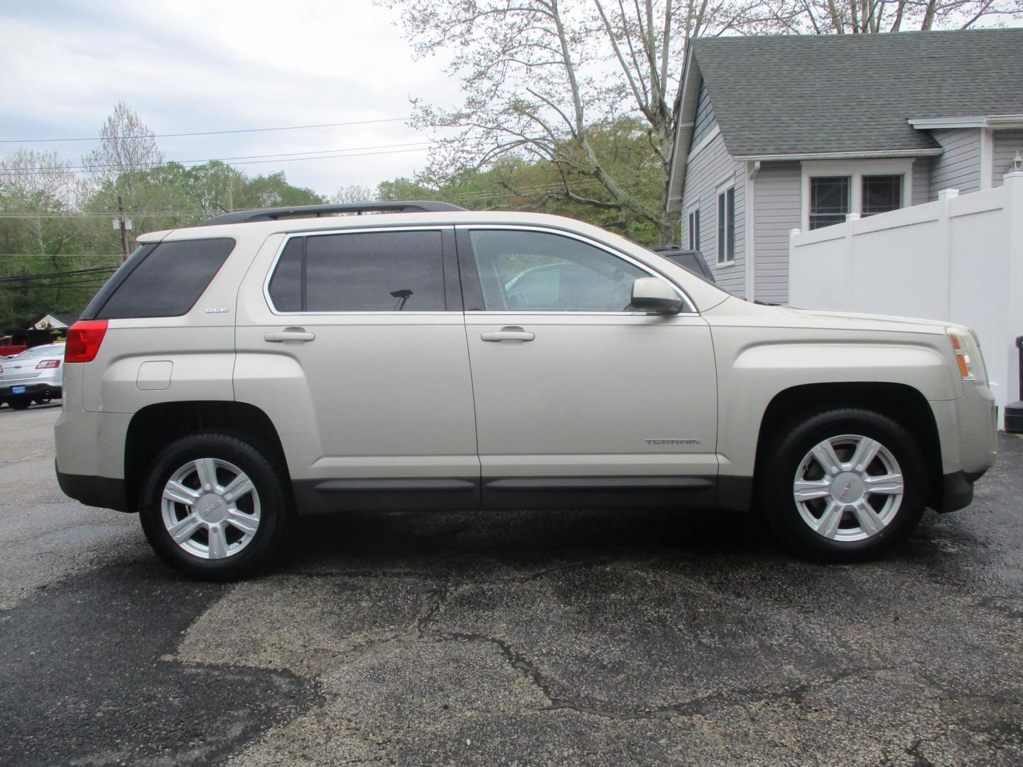 2014 GOLD GMC Terrain SLE2 FWD (2GKALREK0E6) with an 2.4L L4 DOHC 16V FFV engine, 6-Speed Automatic transmission, located at 540a Delsea Drive, Sewell, NJ, 08080, (987) 867-5309, 39.752560, -75.111206- Photo#6