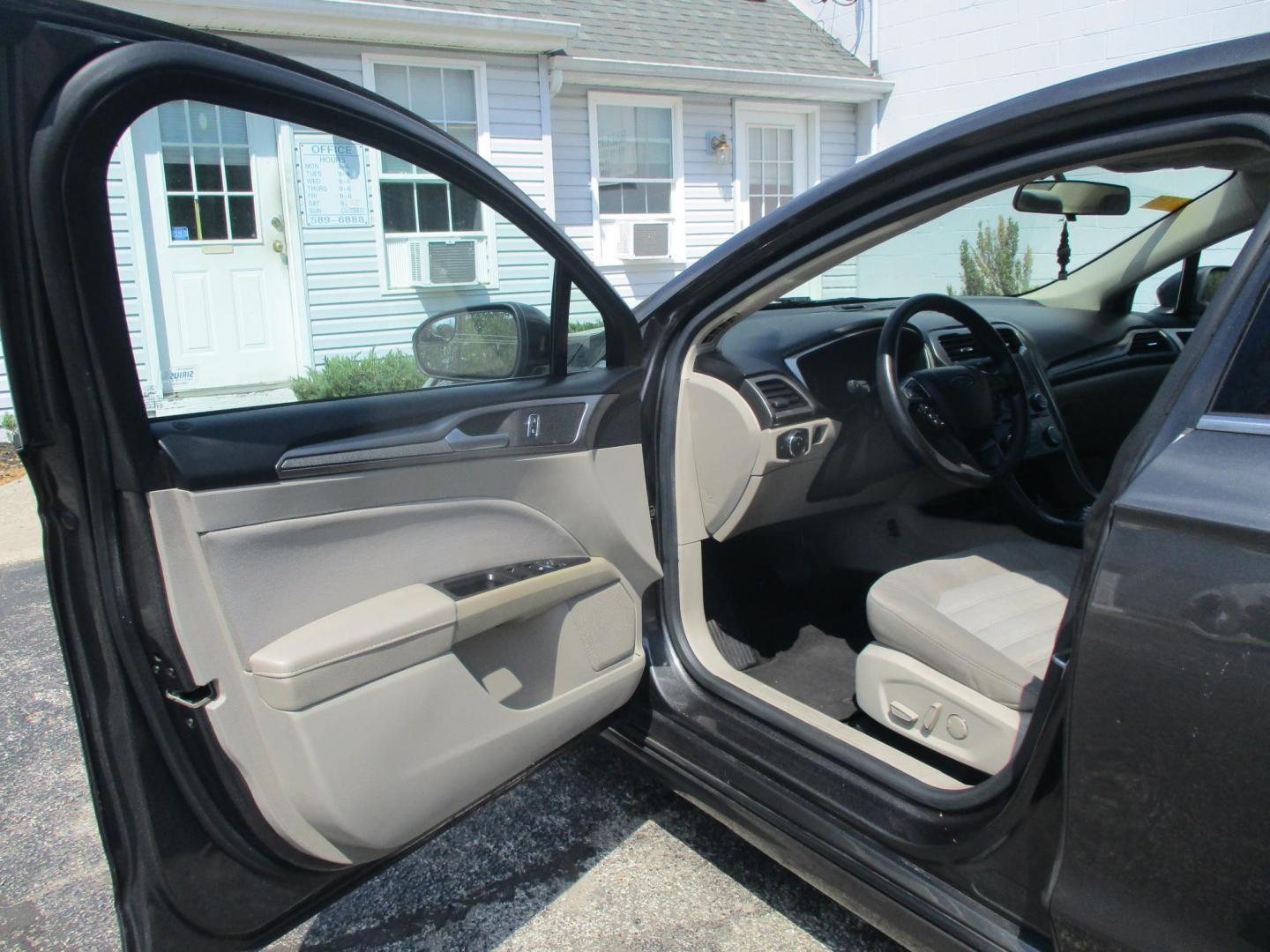 2017 GRAY Ford Fusion SE (3FA6P0H76HR) with an 2.5L L4 DOHC 16V engine, 6A transmission, located at 540a Delsea Drive, Sewell, NJ, 08080, (987) 867-5309, 39.752560, -75.111206 - Photo#10