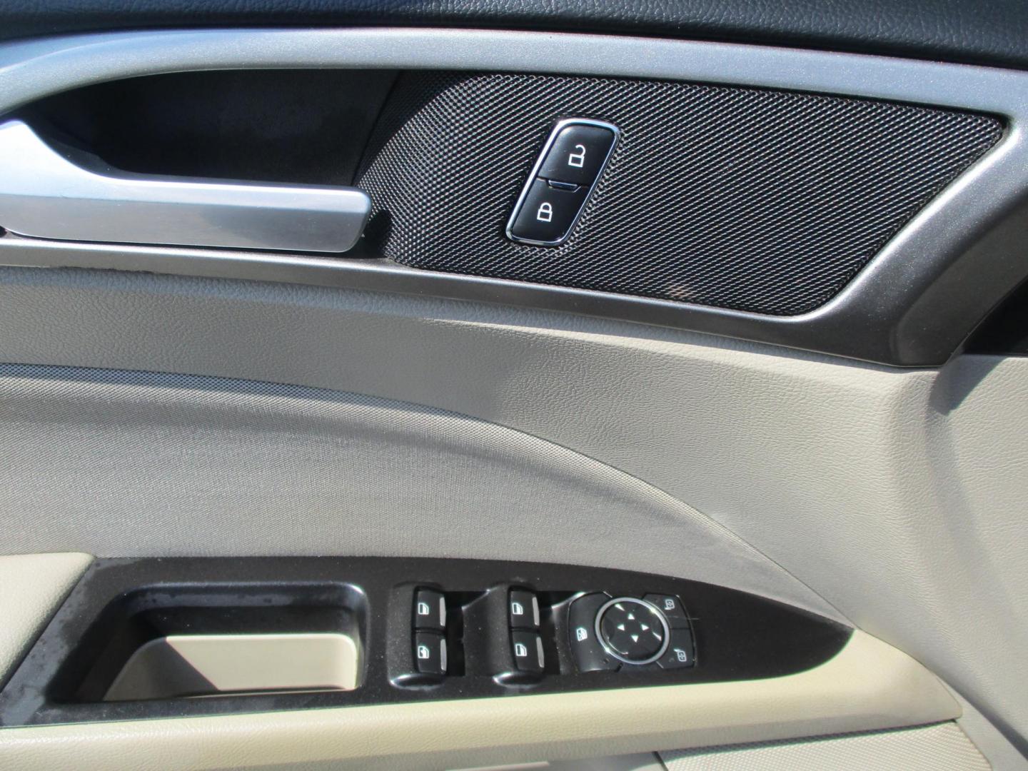 2017 GRAY Ford Fusion SE (3FA6P0H76HR) with an 2.5L L4 DOHC 16V engine, 6A transmission, located at 540a Delsea Drive, Sewell, NJ, 08080, (987) 867-5309, 39.752560, -75.111206 - Photo#11